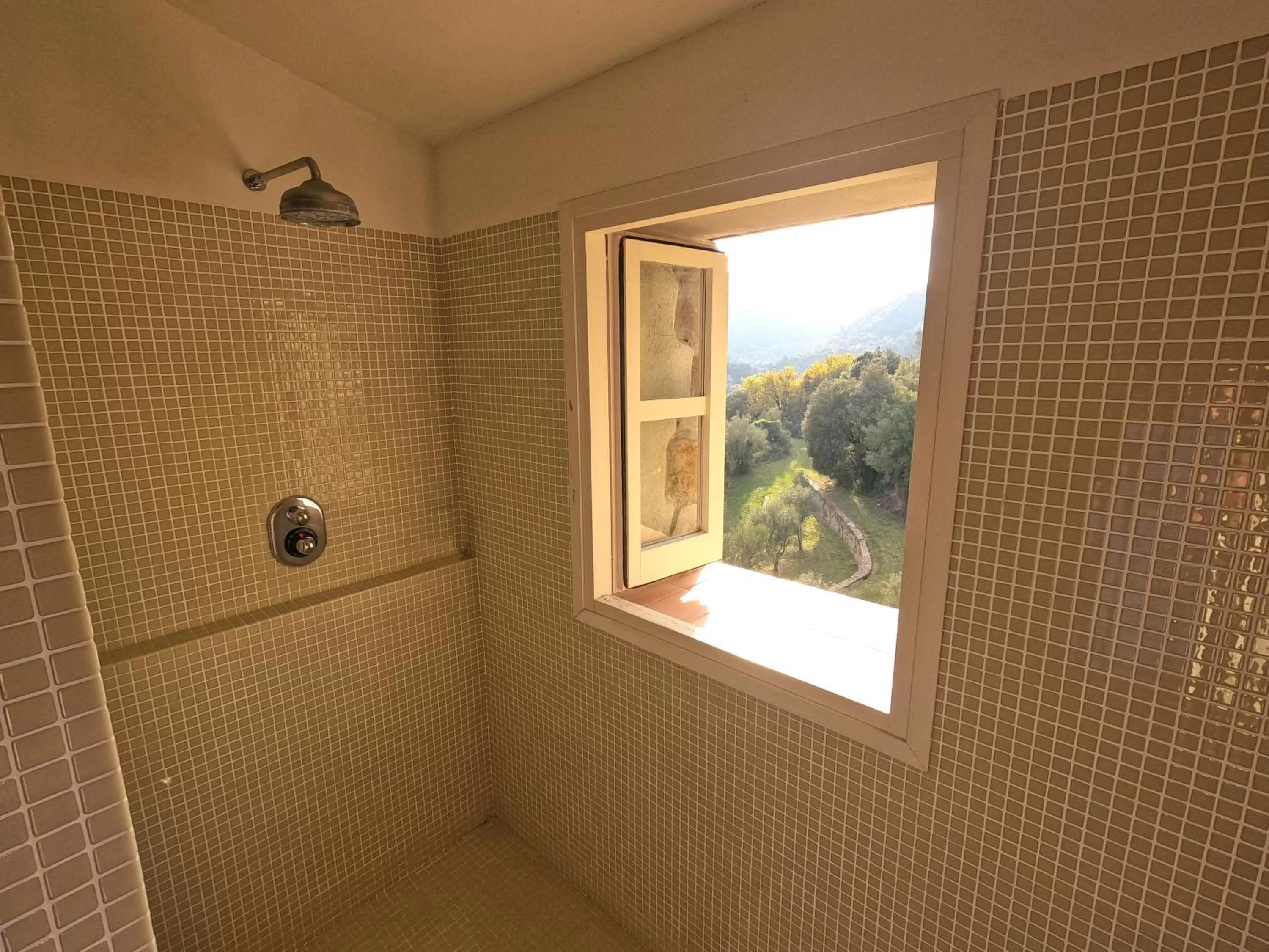 Shower in B&B Can Jan