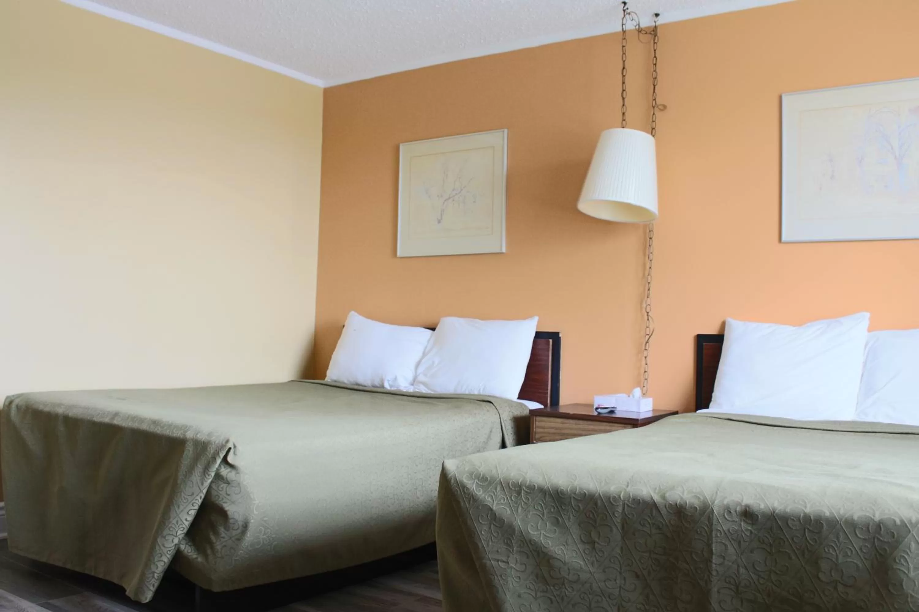 Bed in Travellers Inn