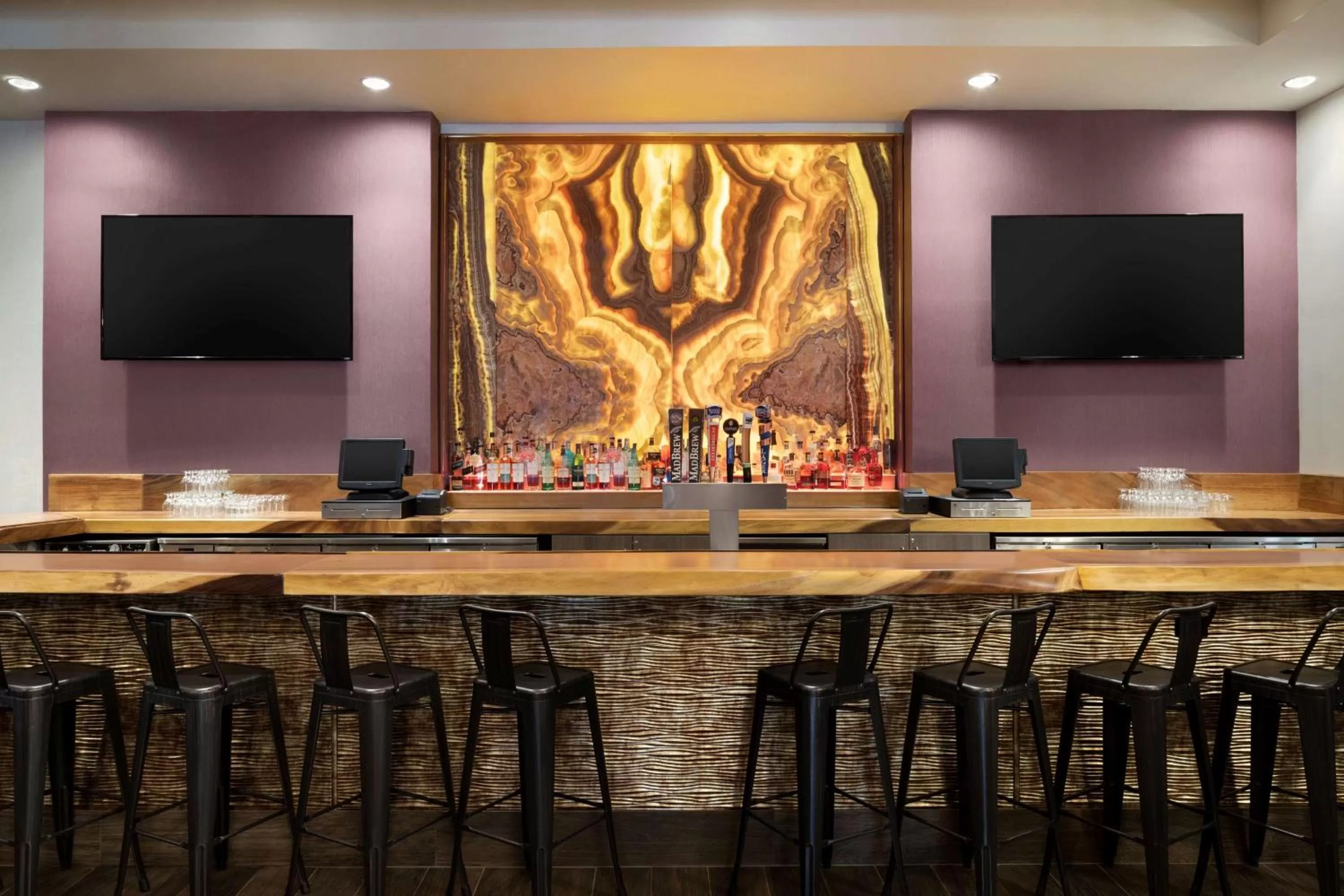 Lounge or bar in Hilton Fort Wayne at the Grand Wayne Convention Center