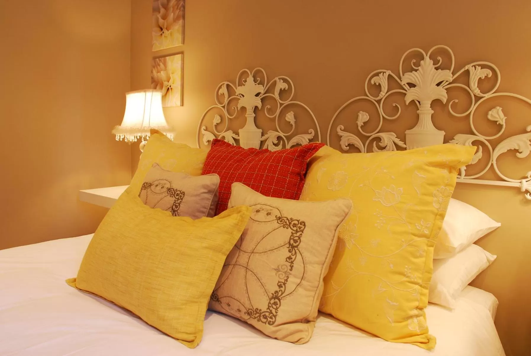 Decorative detail, Bed in Sneezewood Farm Bed&Breakfast and Self-Catering Cottage