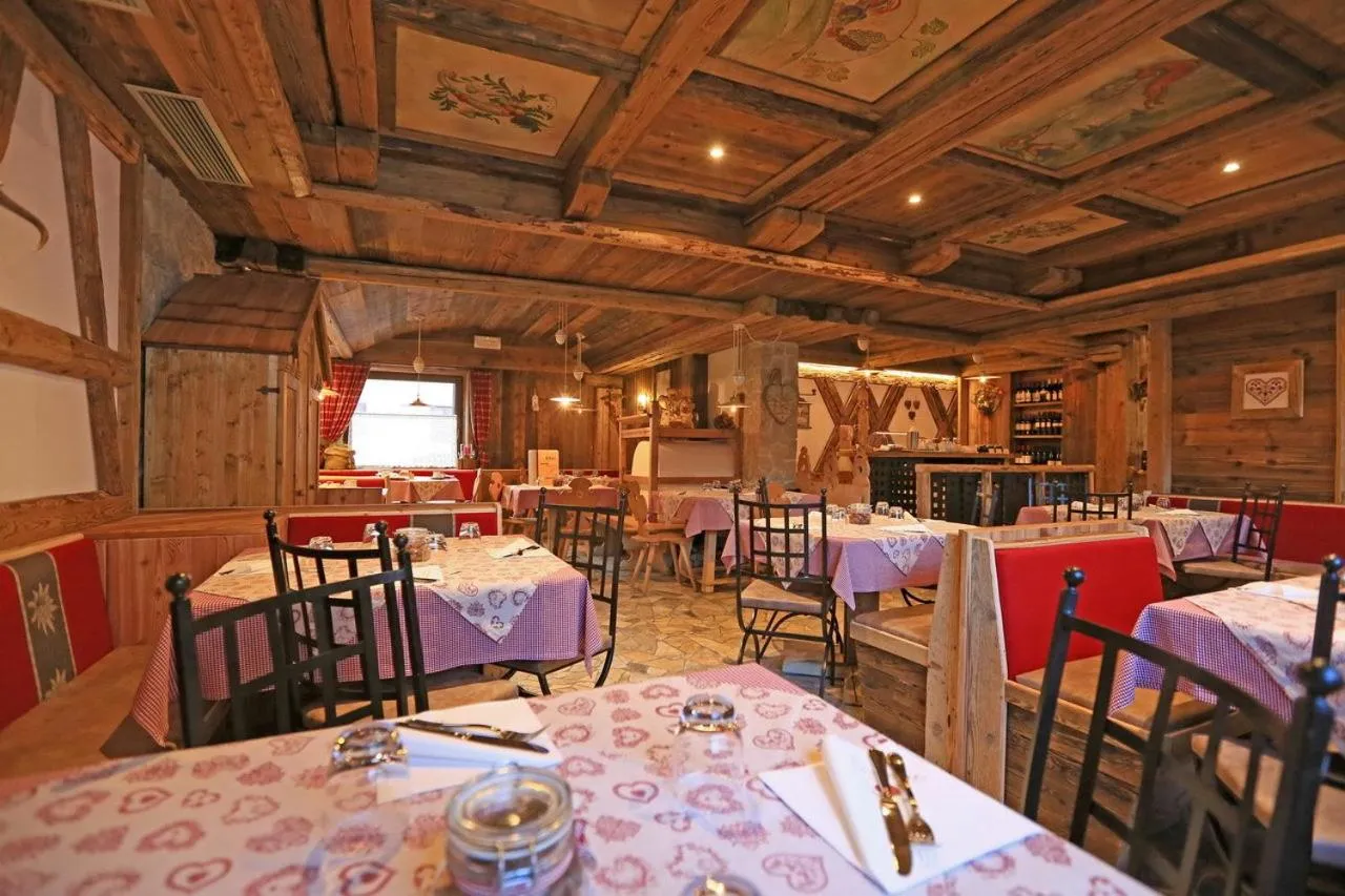 Dining area in Garnì Ladin