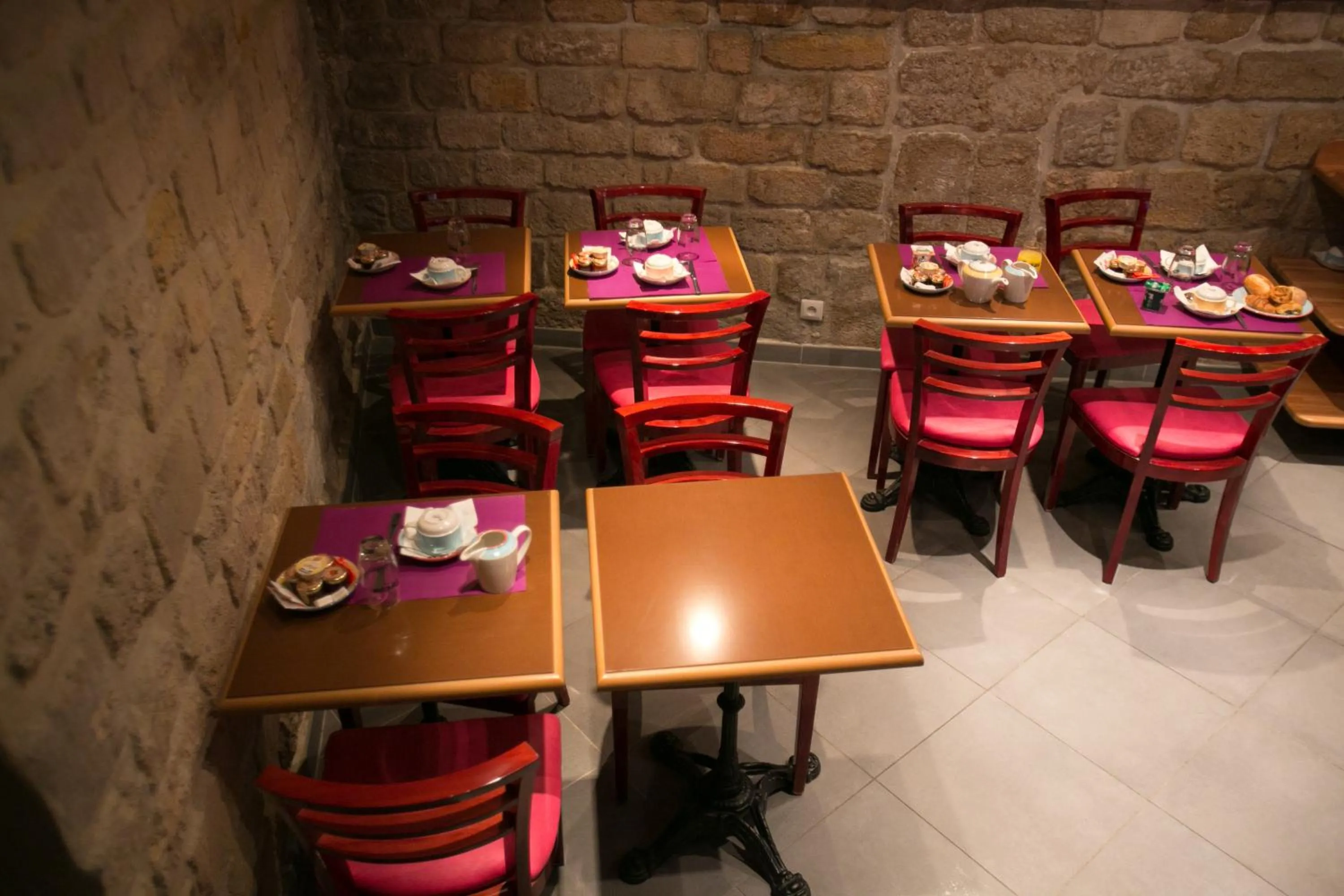 Food and drinks in Hotel Atelier Vavin