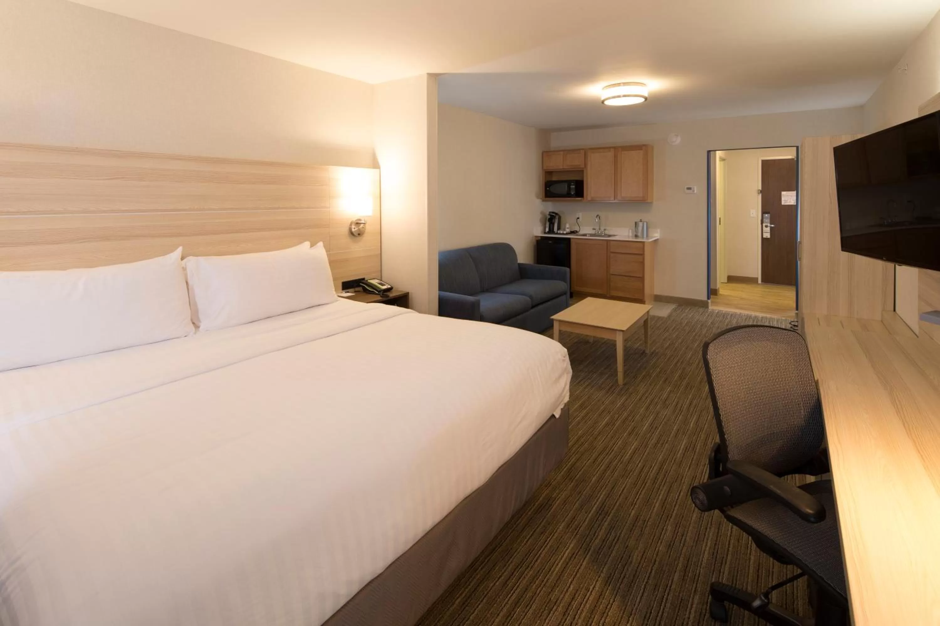 Photo of the whole room, Bed in Holiday Inn Express & Suites La Porte by IHG
