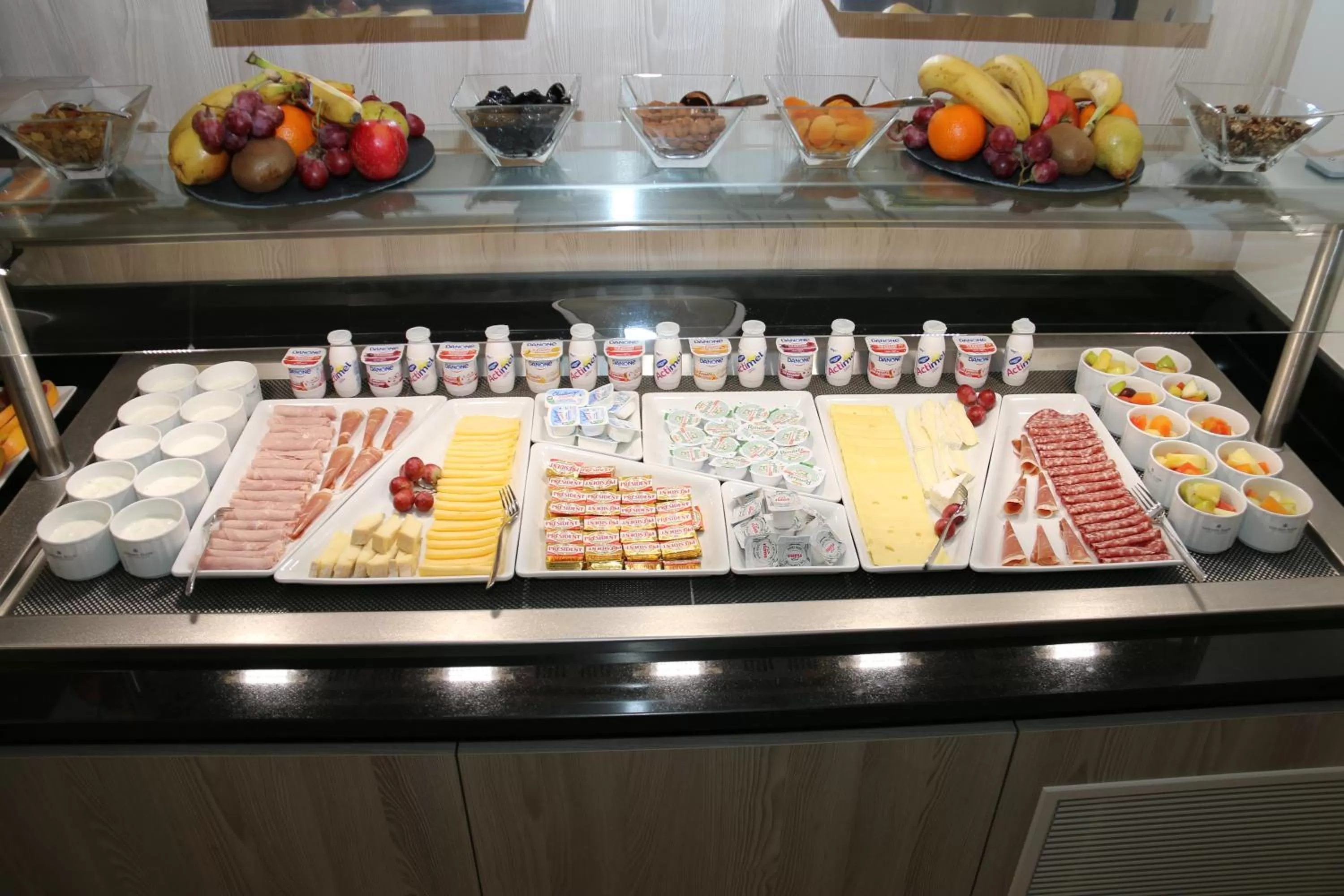 Buffet breakfast in GOLDEN TULIP CANNES HOTEL de PARIS