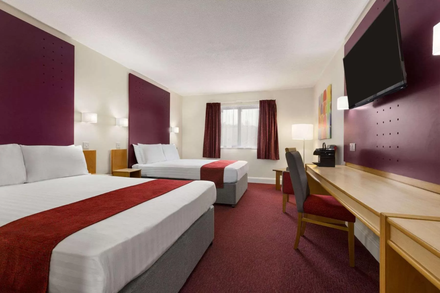 Photo of the whole room, Bed in Days Inn Maidstone