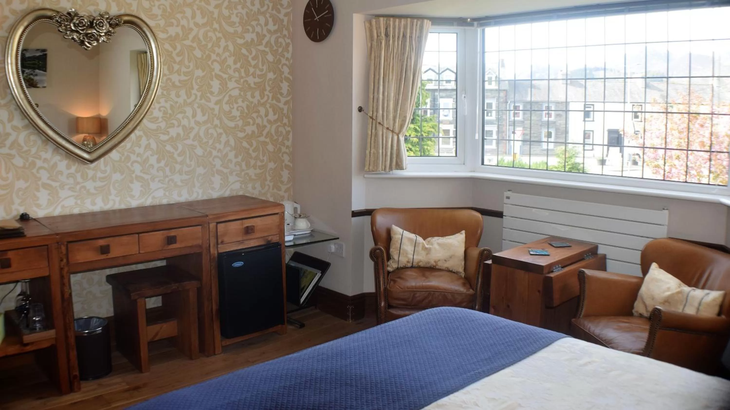 Seating area, Bed in Riverside Escape