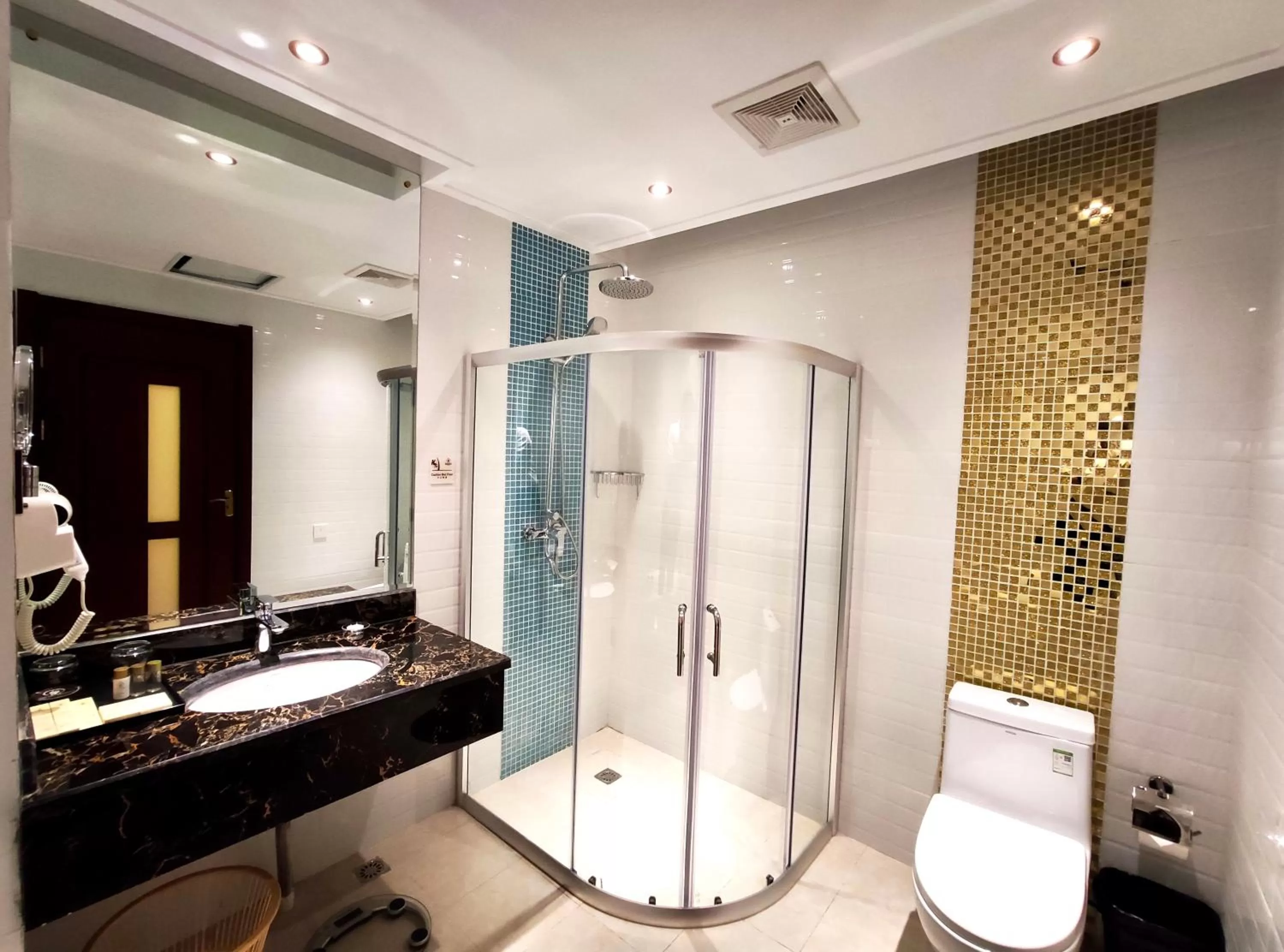 Shower in Golden Peacock Hotel Blantyre