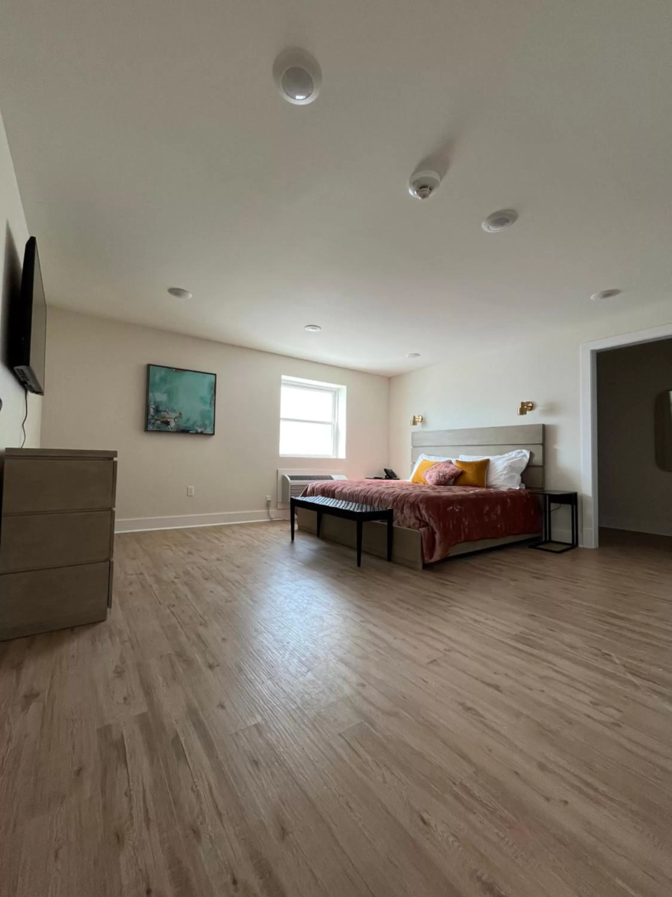 Photo of the whole room, Seating Area in Lucky Inn New Orleans