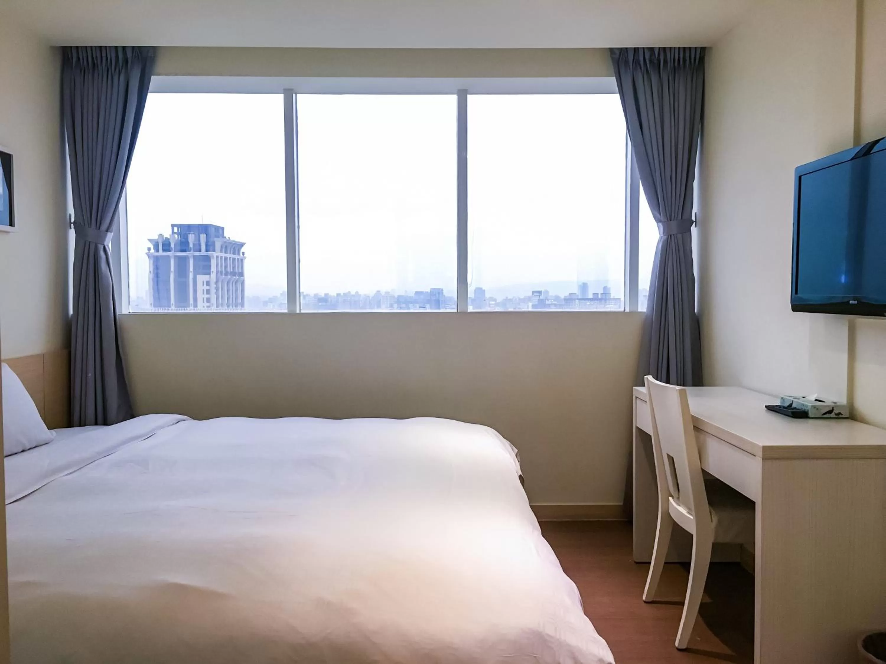 Mountain view, Bed in Wemeet Hotel Taipei