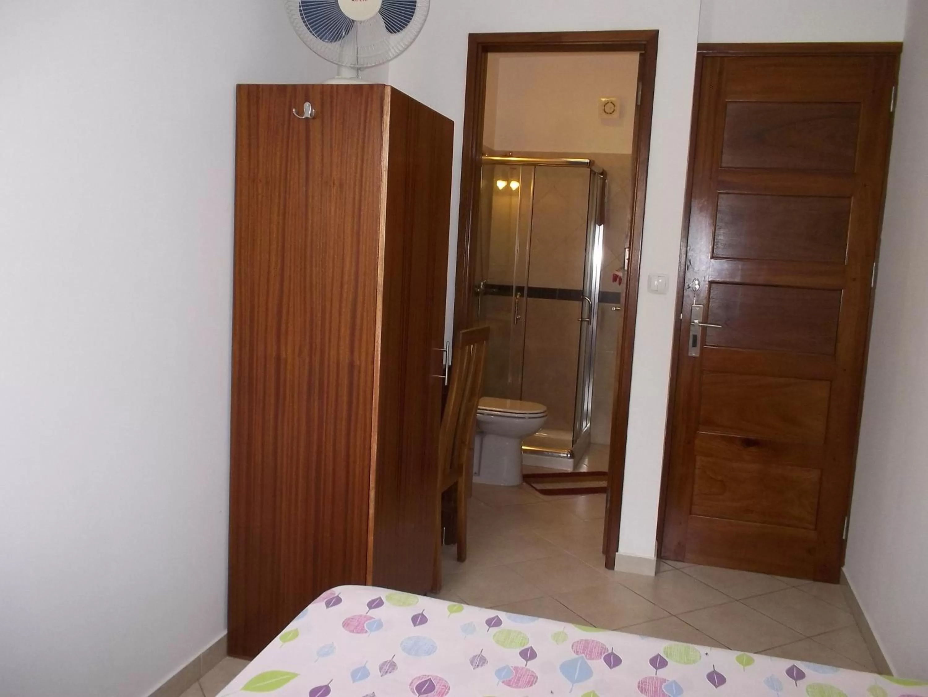 Photo of the whole room, Bathroom in Basic Hotel