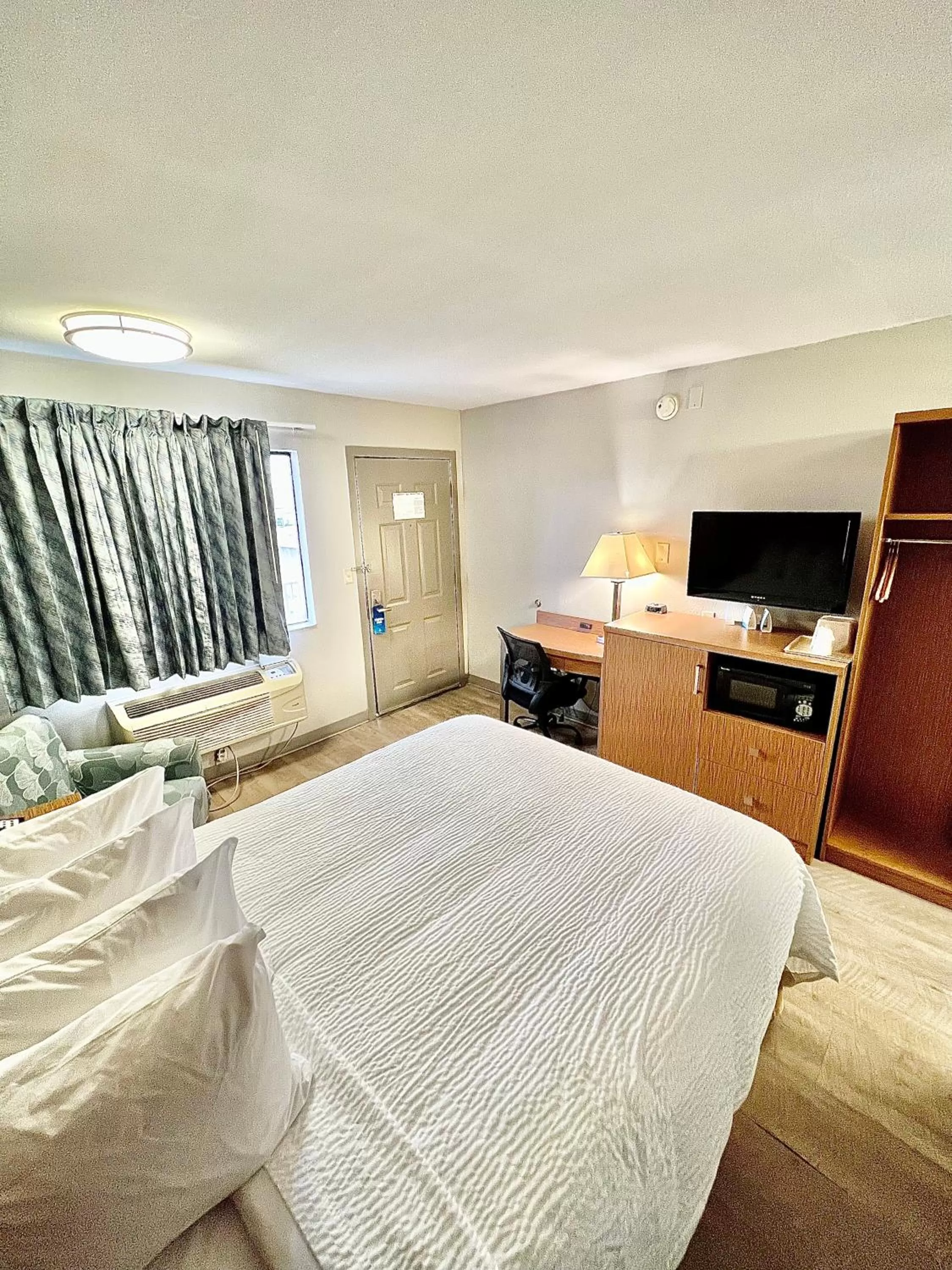 Bed in Days Inn & Suites by Wyndham Arlington Near Six Flags