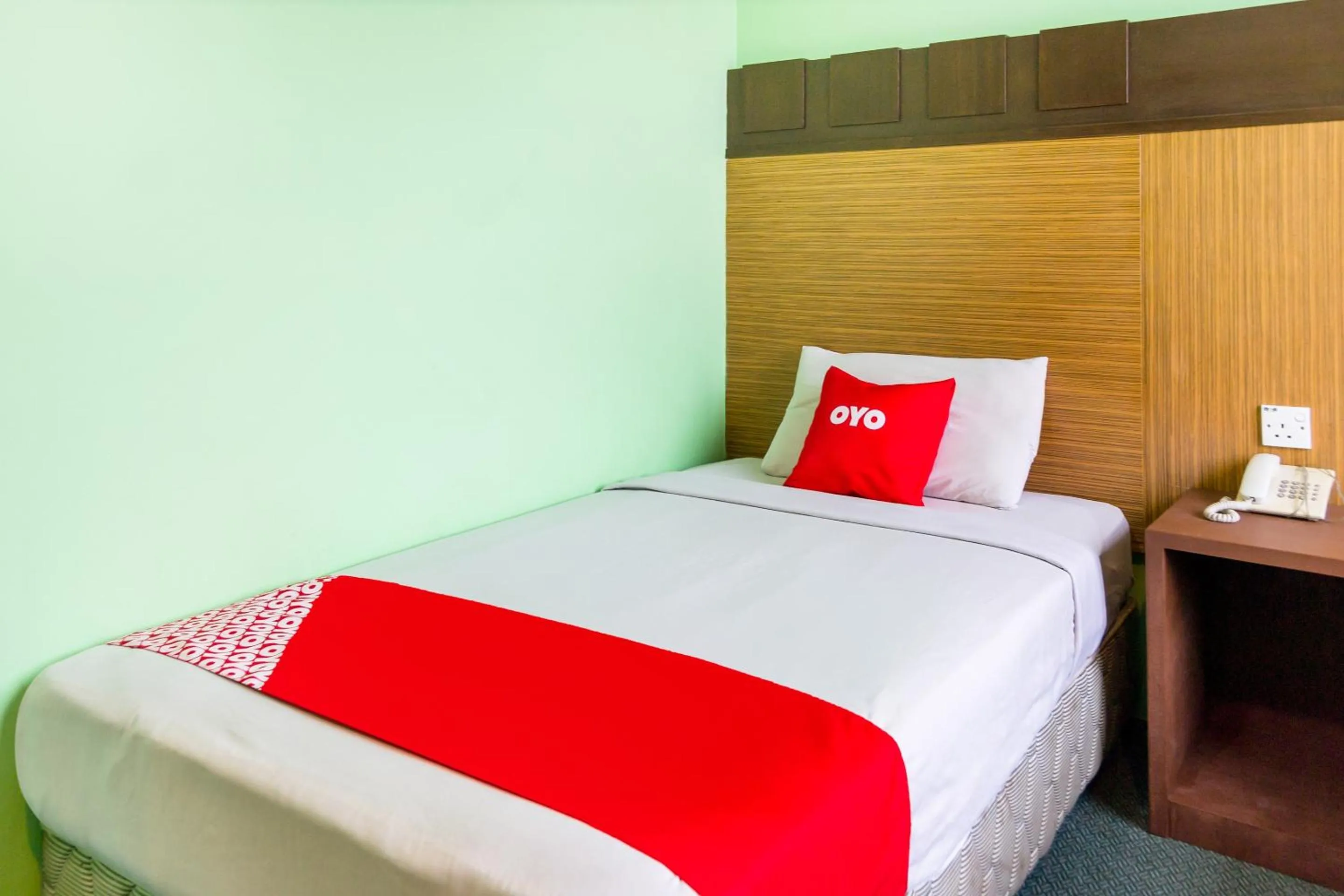 Bedroom, Bed in OYO 89408 Royal Hotel