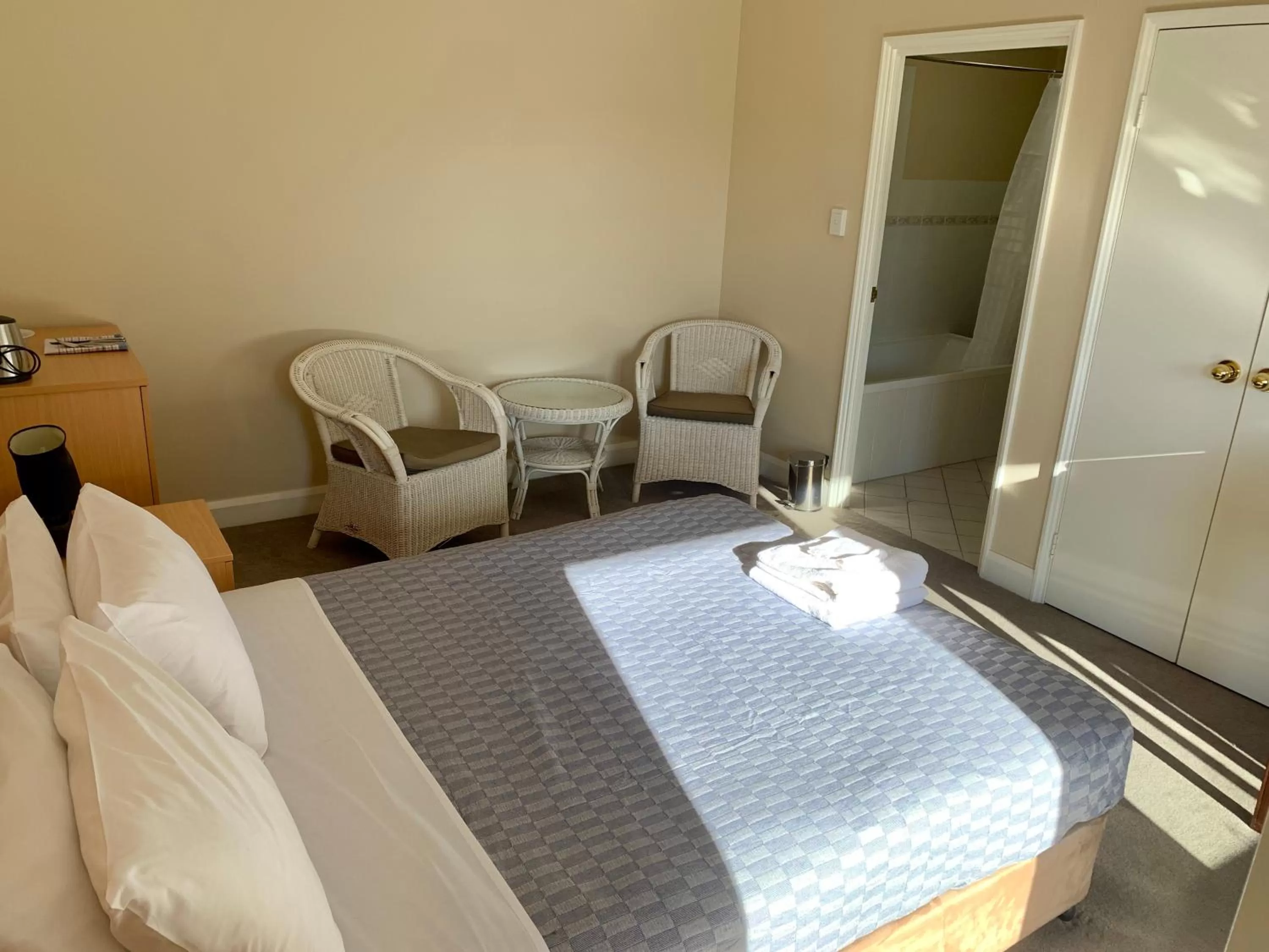 Photo of the whole room, Bed in Settlers Hotel York