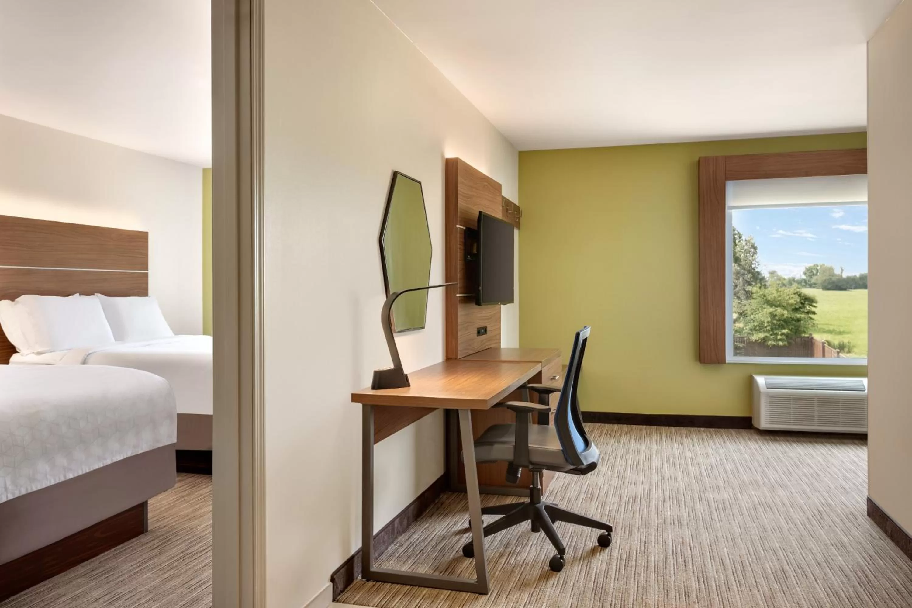 Photo of the whole room, Bed in Holiday Inn Express & Suites Searcy by IHG