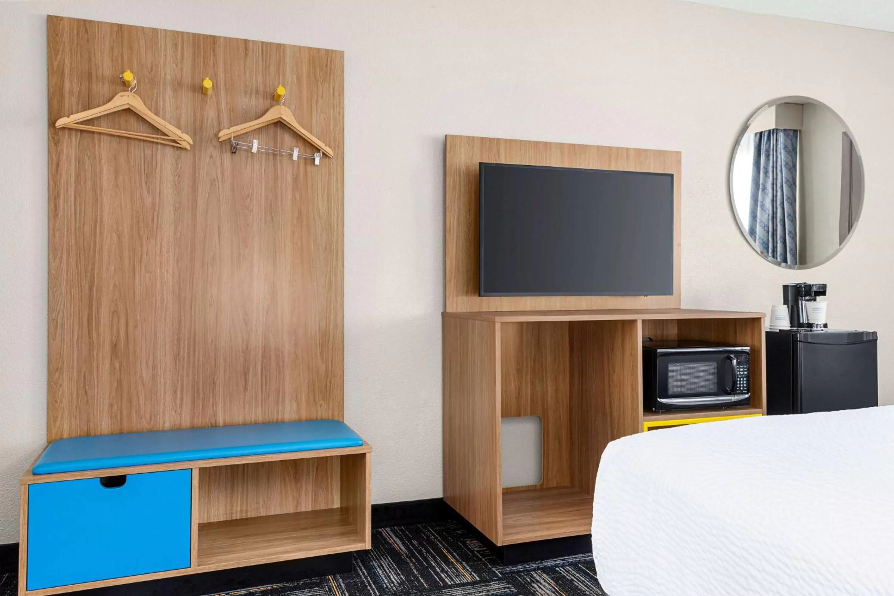 Bedroom, Bed in Days Inn by Wyndham Paris