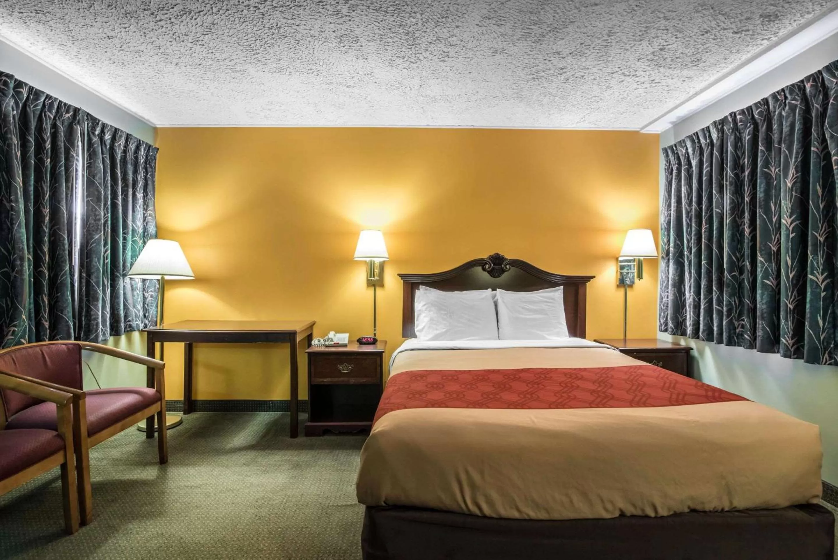 Photo of the whole room, Bed in Econo Lodge