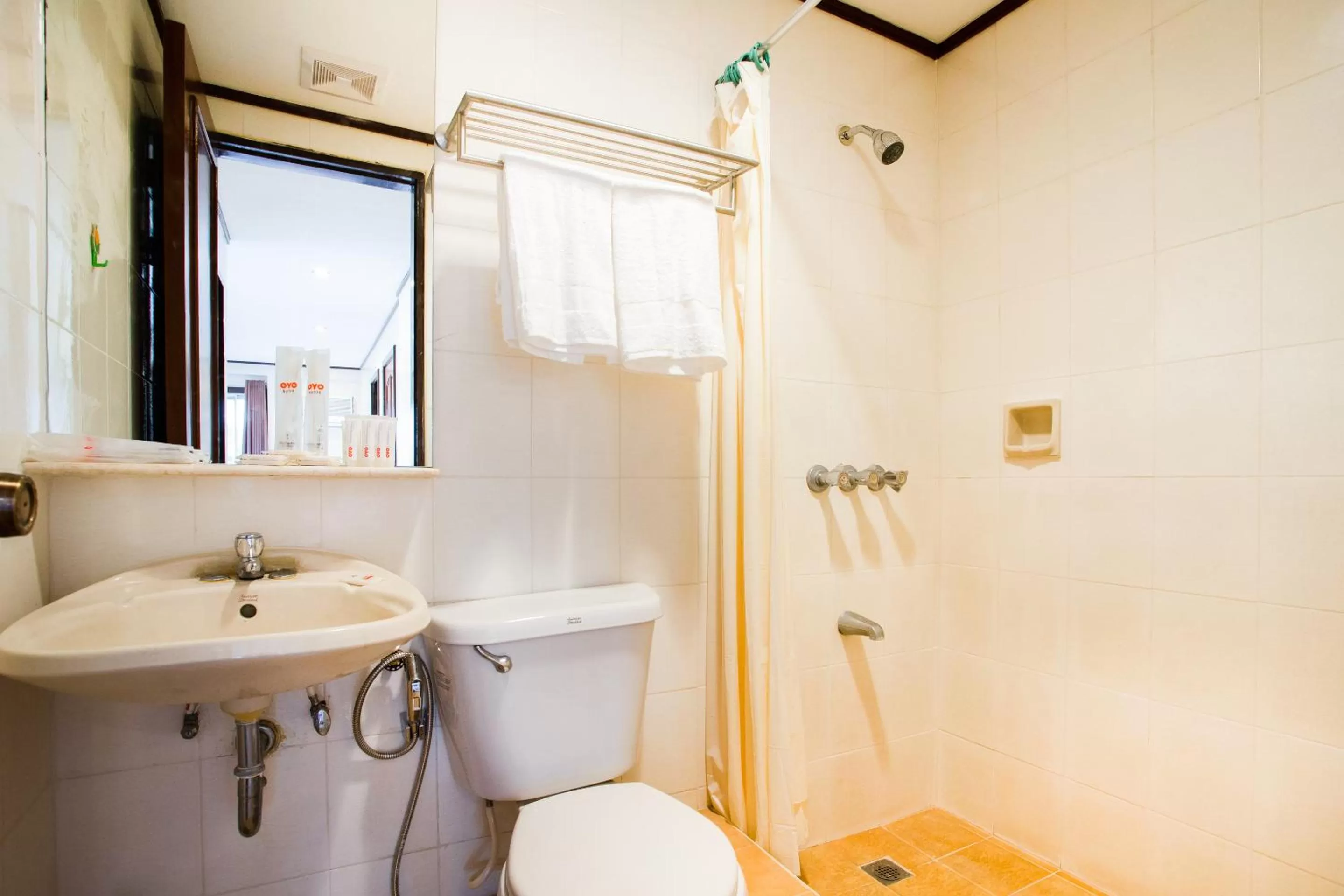 Bathroom in OYO 414 Humberto's Hotel