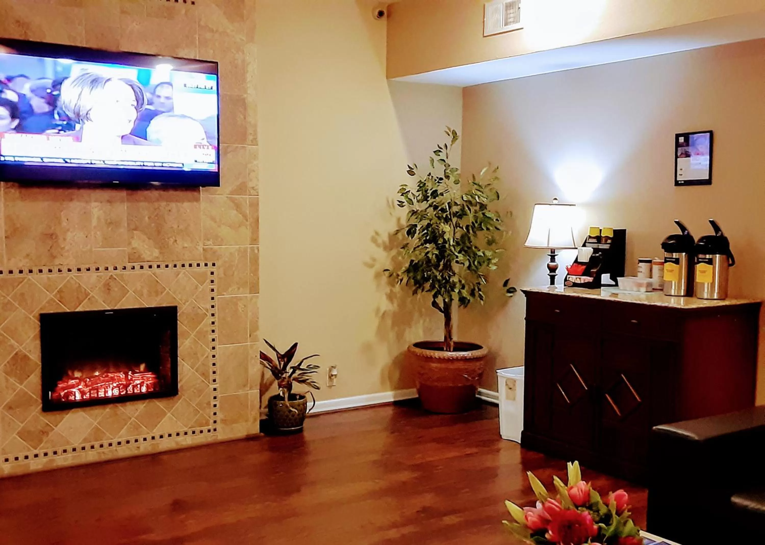 Communal lounge/ TV room in GuestHouse Inn Enumclaw