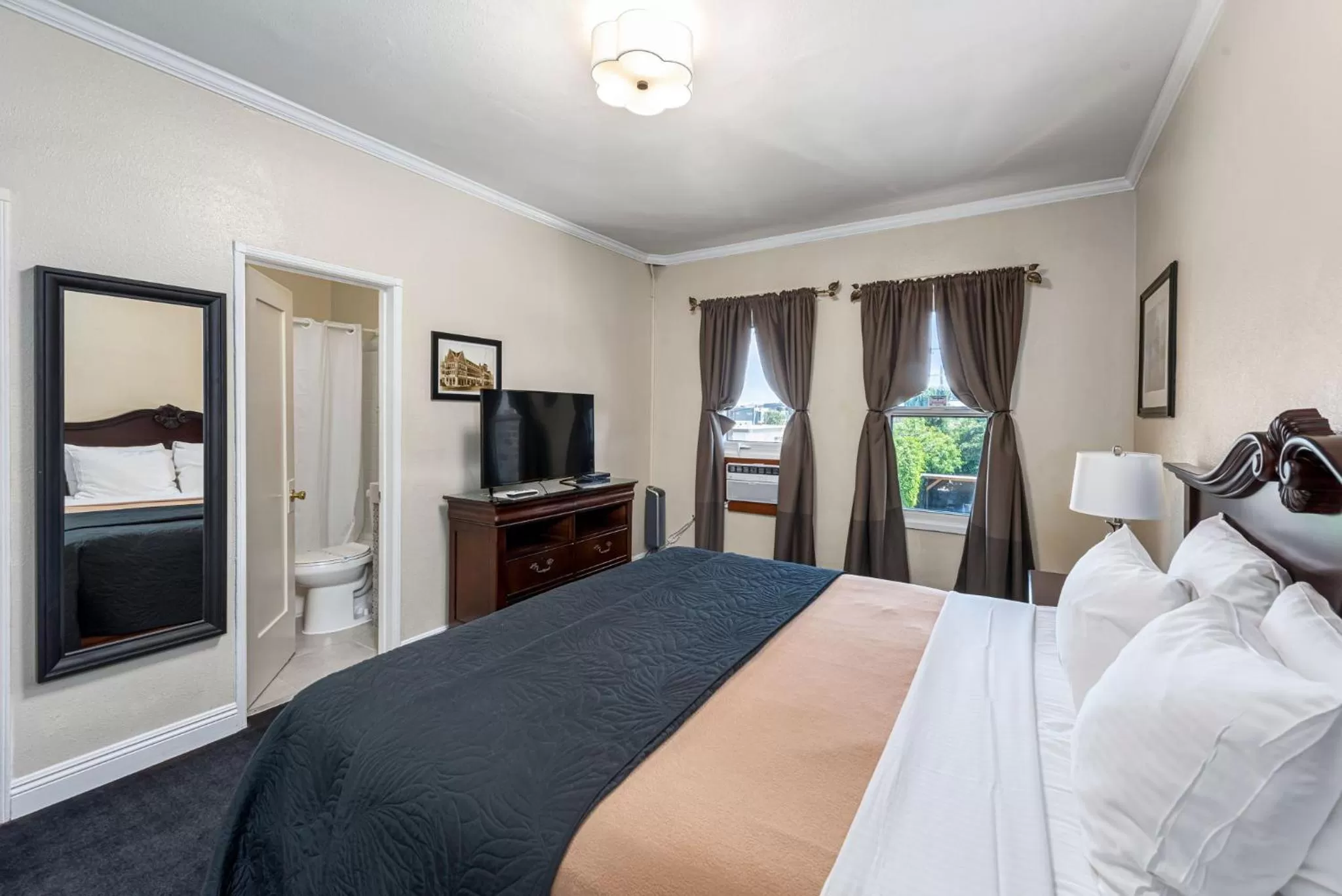 Photo of the whole room, Bed in Hollywood Historic Hotel