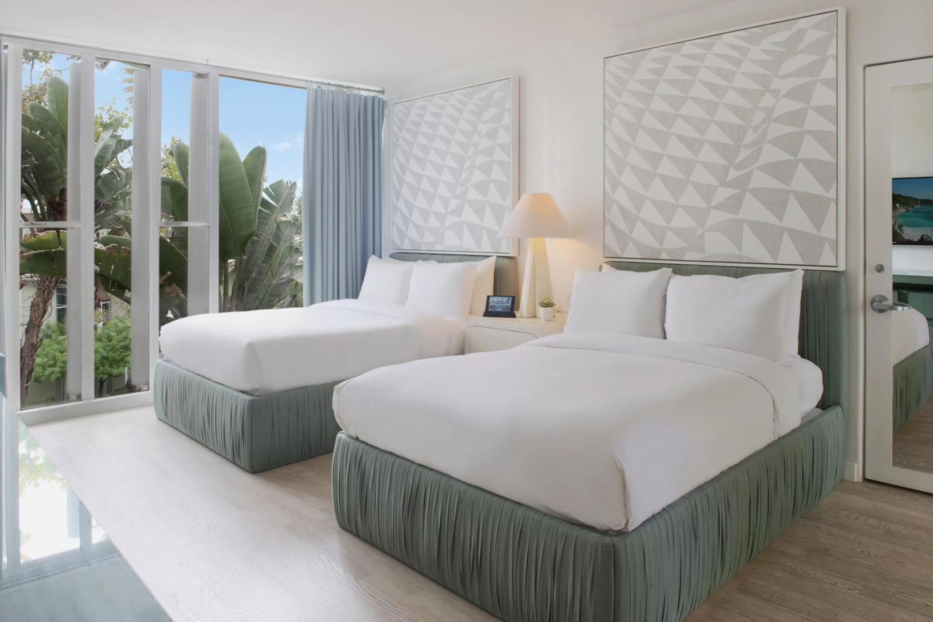 Bed in Avalon Hotel Beverly Hills, a Member of Design Hotels