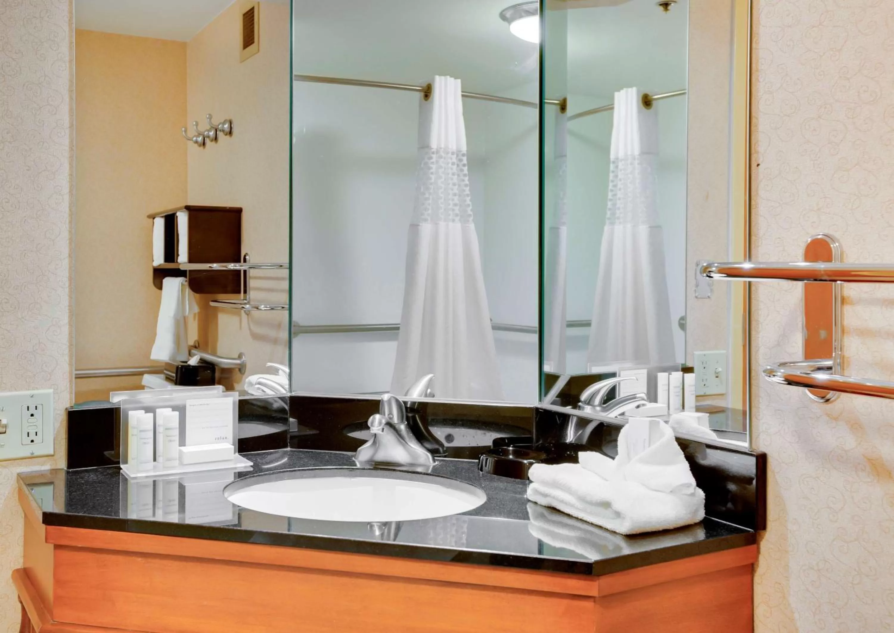 Bathroom in Hampton Inn Pittsburgh/Airport