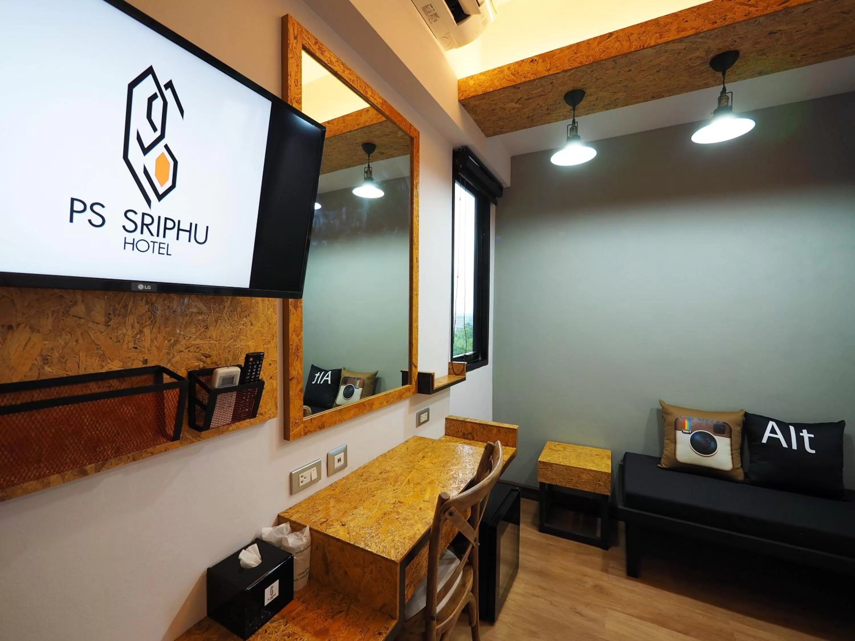 TV and multimedia in Ps Sriphu Hotel