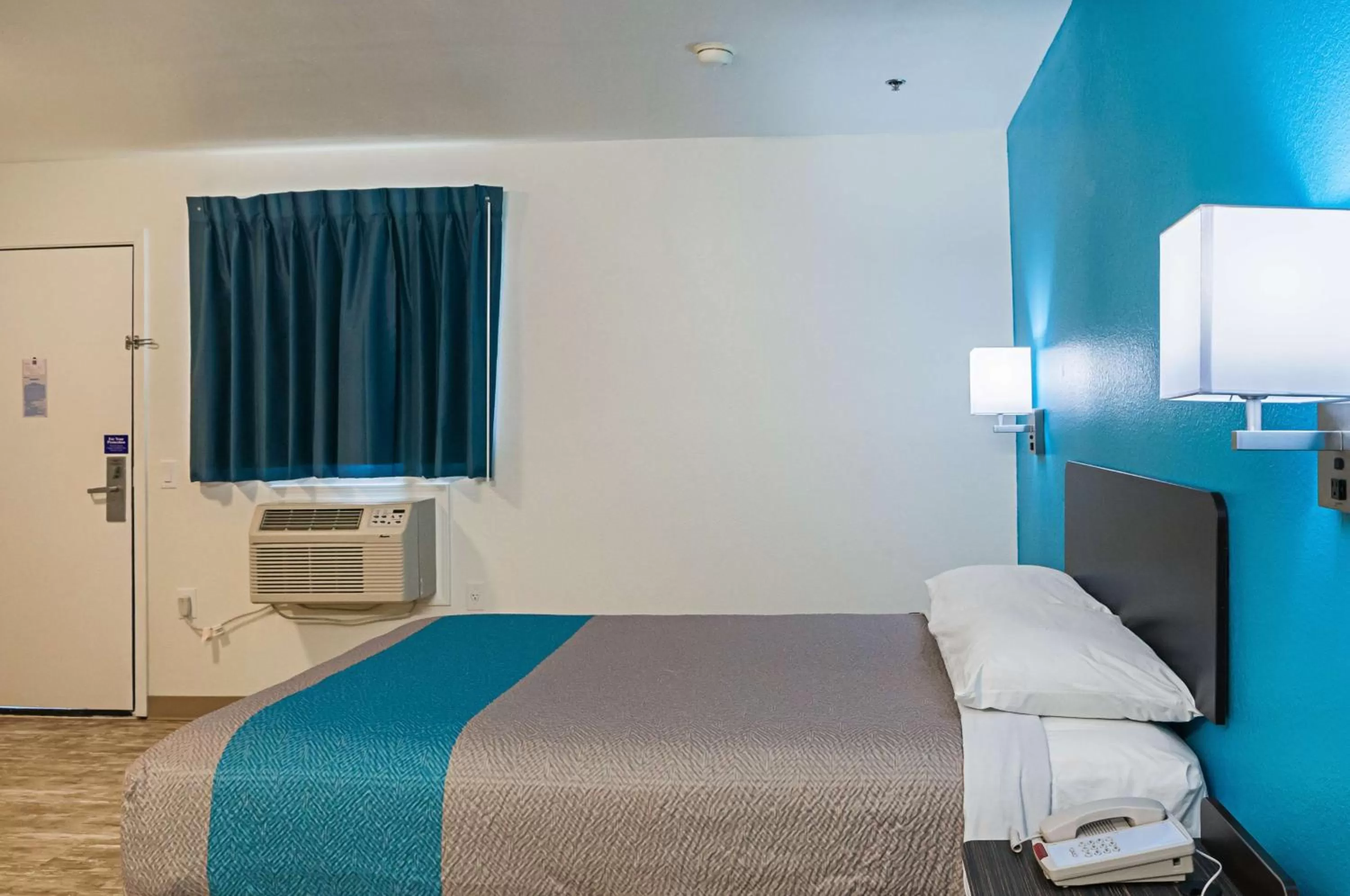 Photo of the whole room, Bed in Motel 6-Bay Saint Louis, MS