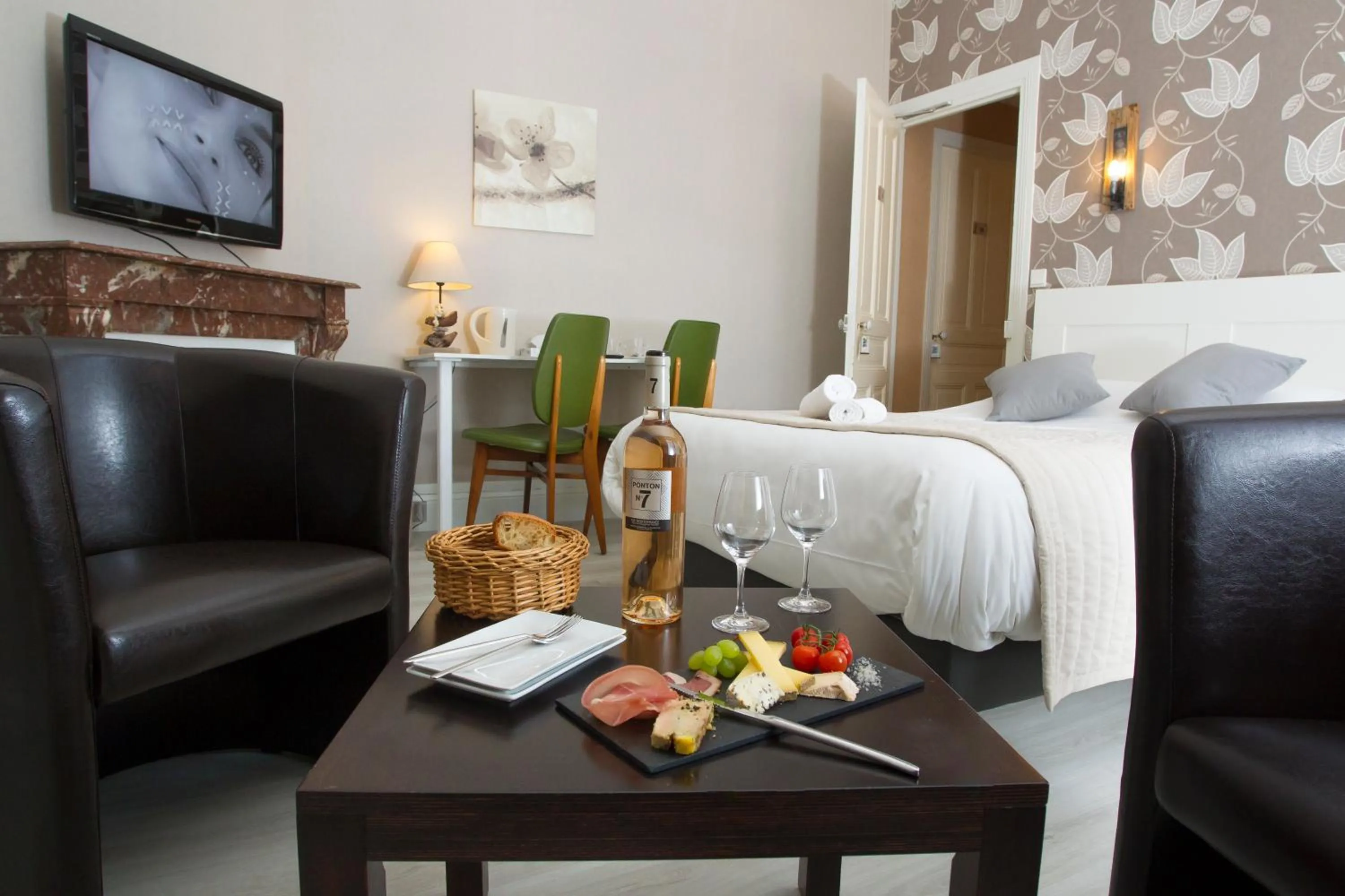 Photo of the whole room, Bed in Logis Hotel & Restaurant de la Basilique