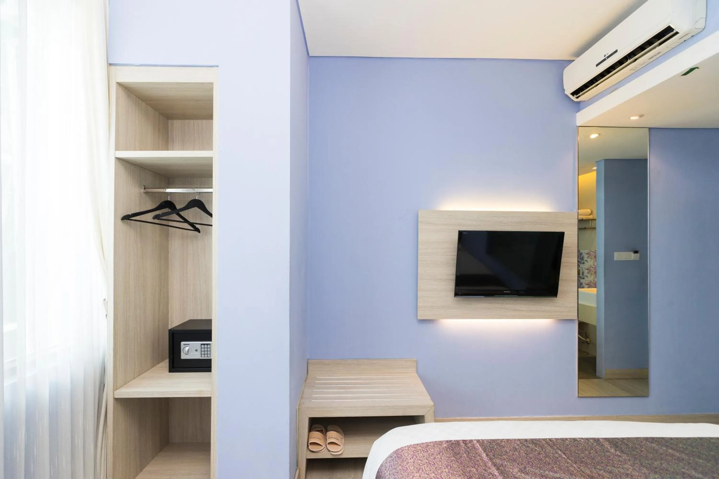 TV and multimedia, Bed in Royal City Hotel Jakarta