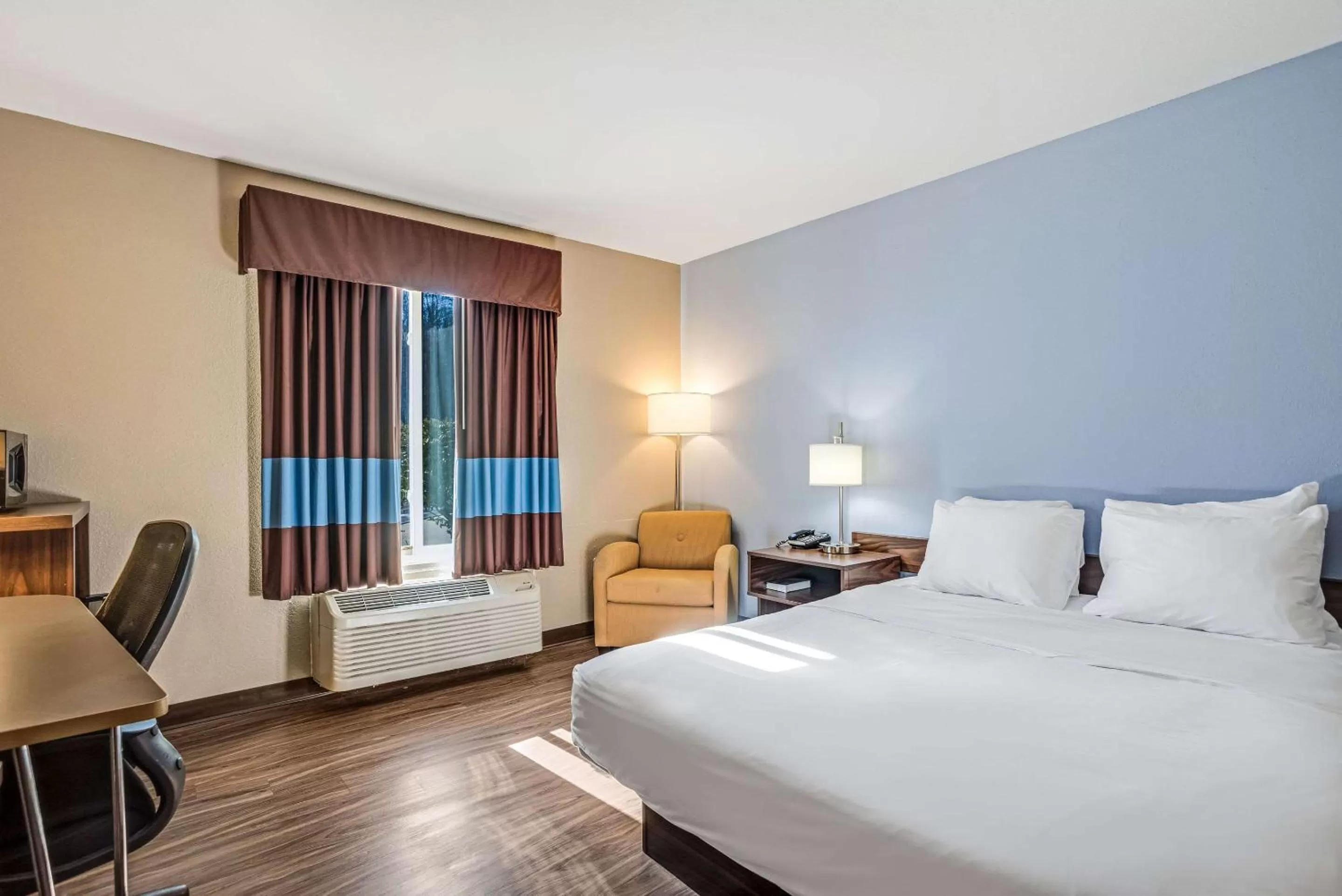 Photo of the whole room, Bed in Quality Inn Calvert City - Paducah East