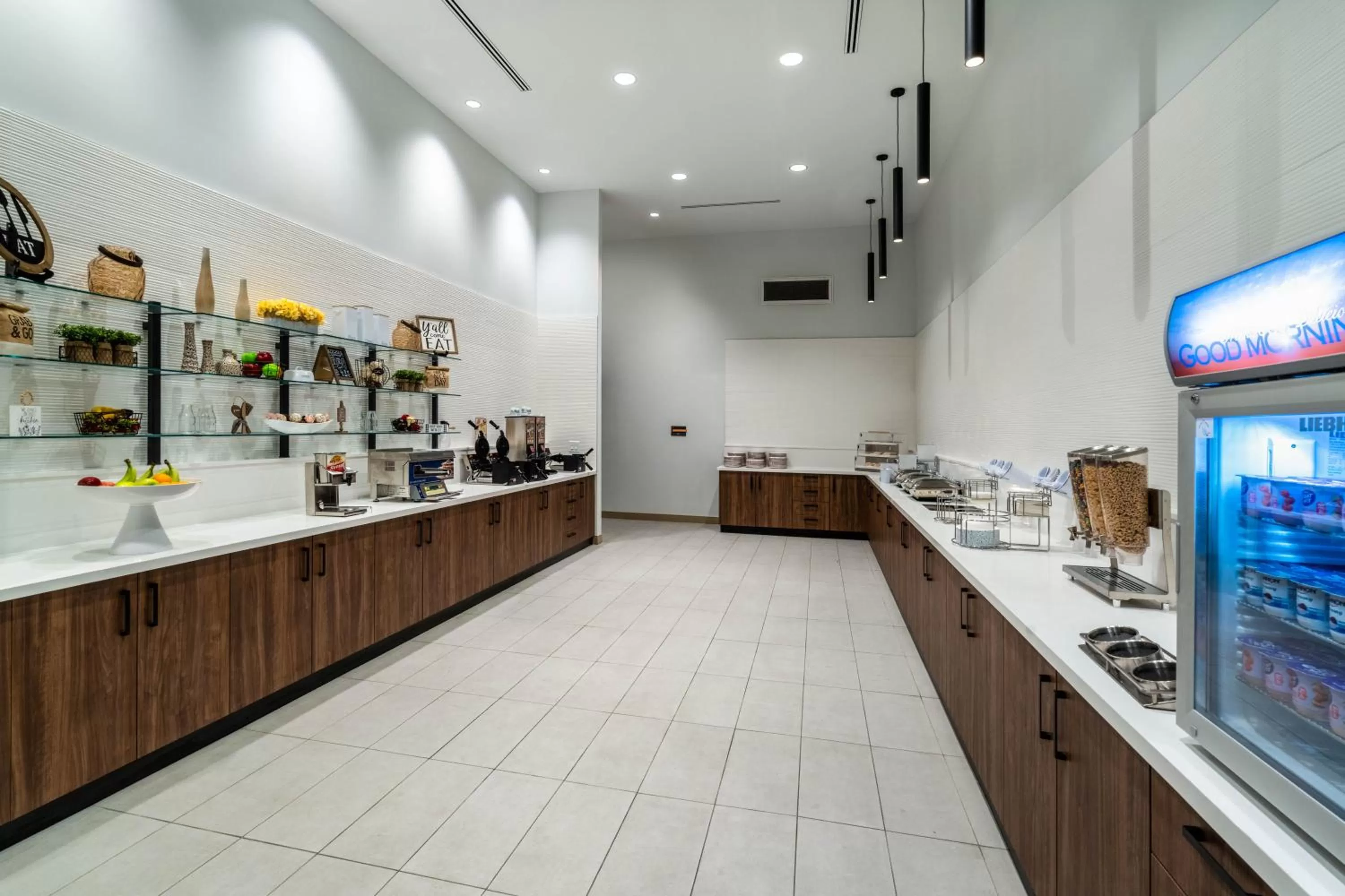 Breakfast in La Quinta Inn & Suites by Wyndham Nashville Downtown Stadium