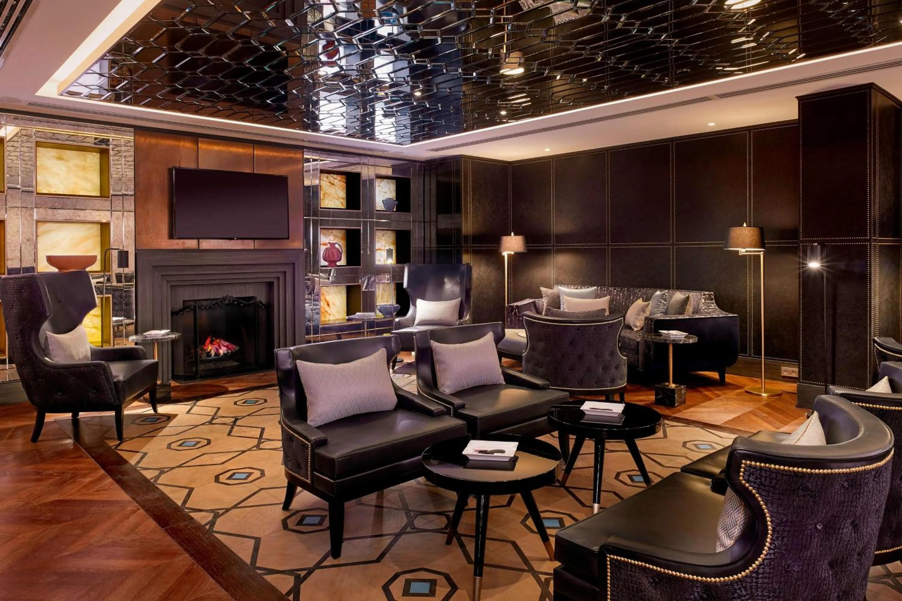 Lounge or bar in The Alexander, a Luxury Collection Hotel, Yerevan