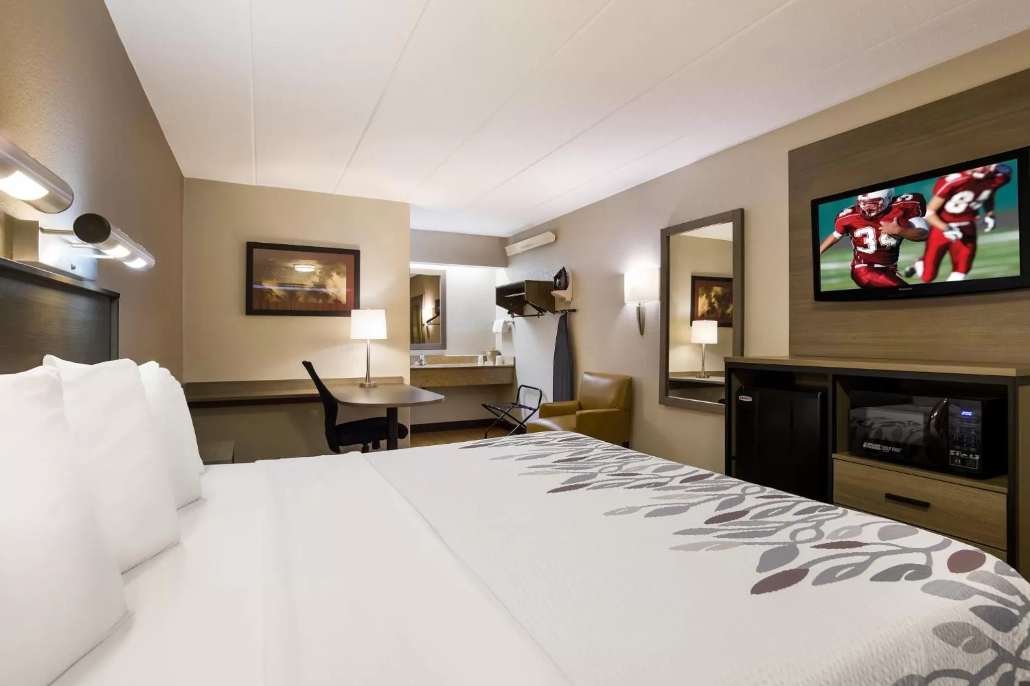 Bedroom, Bed in Red Roof Inn Wilkes-Barre Arena