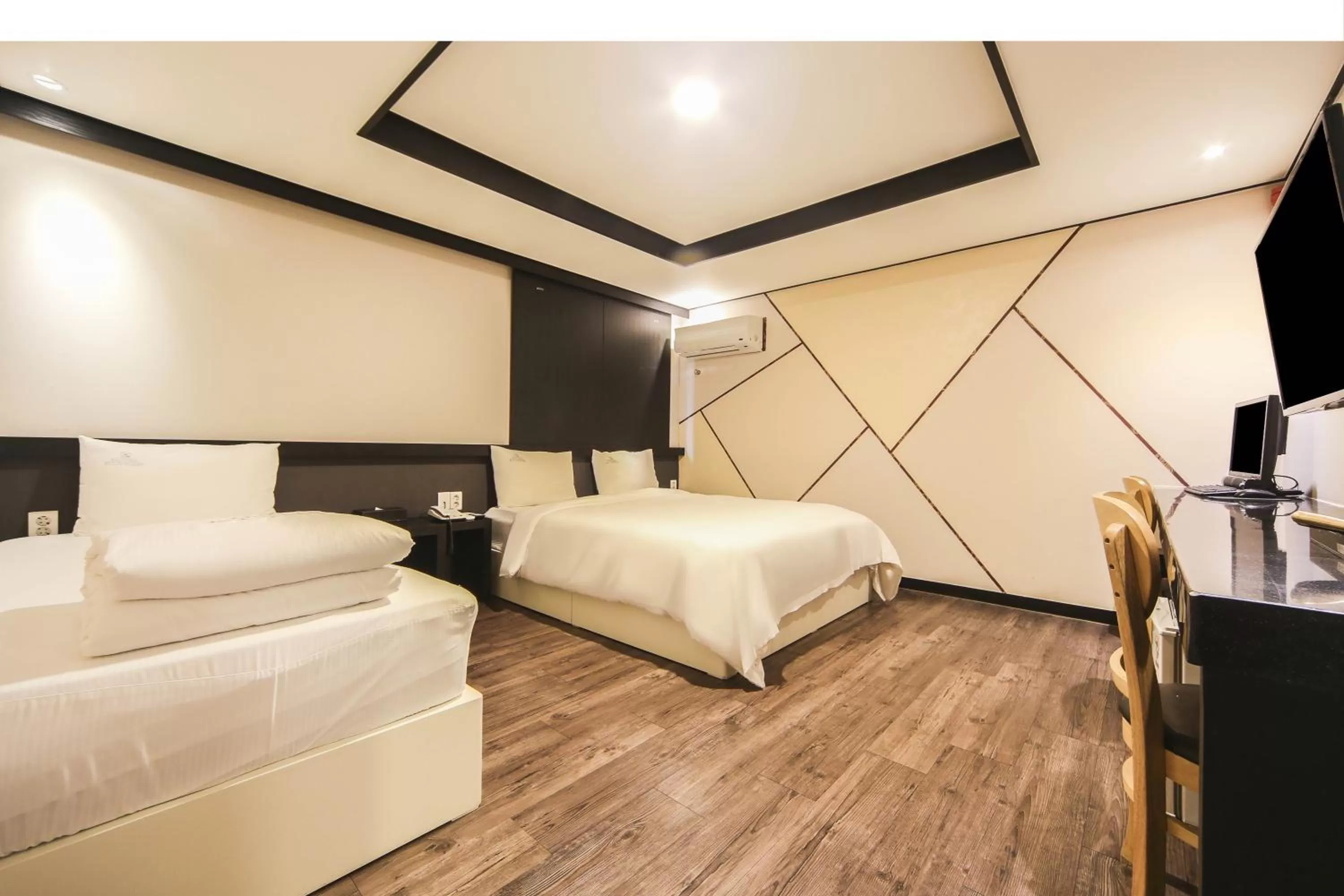 Bedroom, Bed in Elysee Hotel