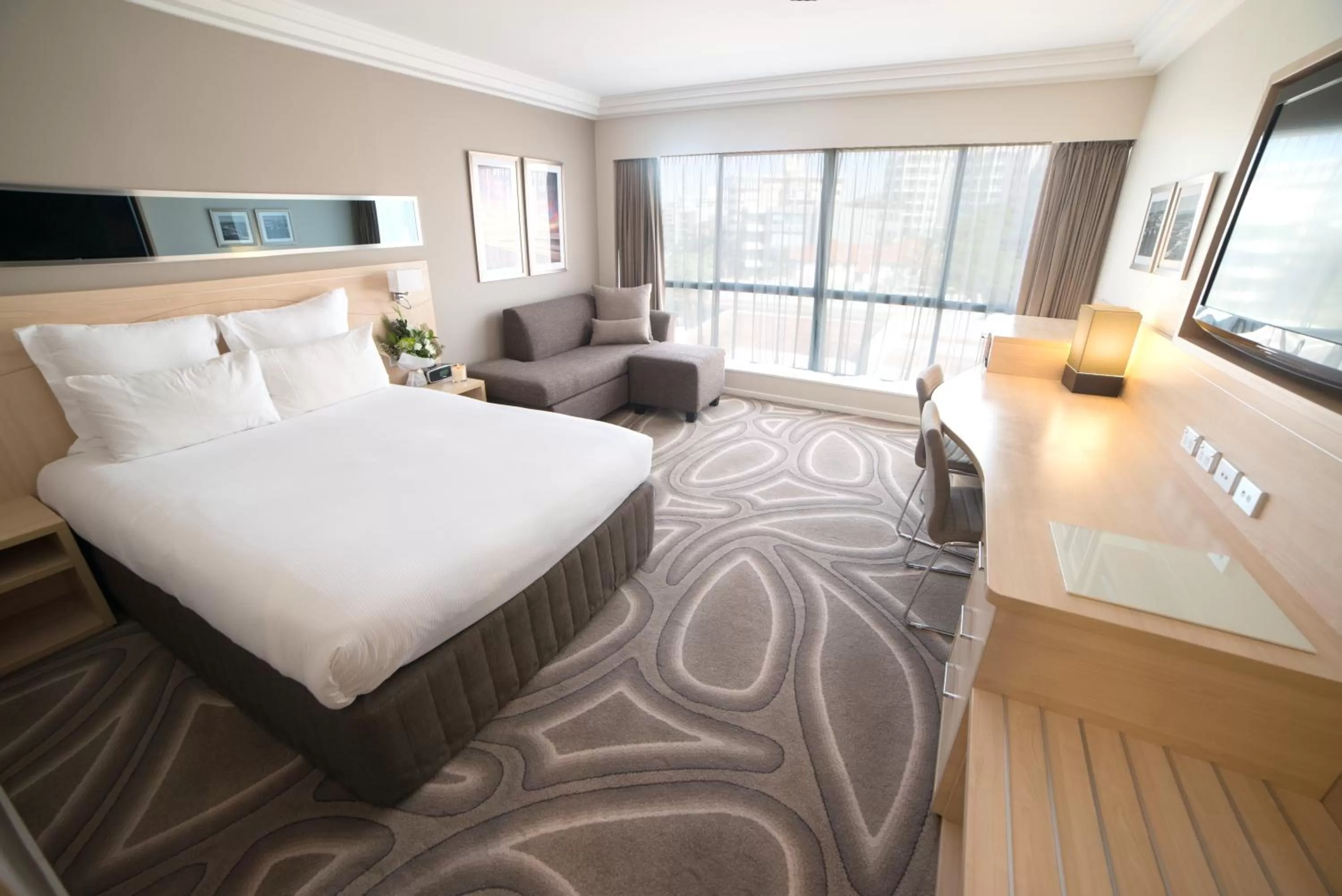 Living room, Bed in Novotel Wollongong Northbeach