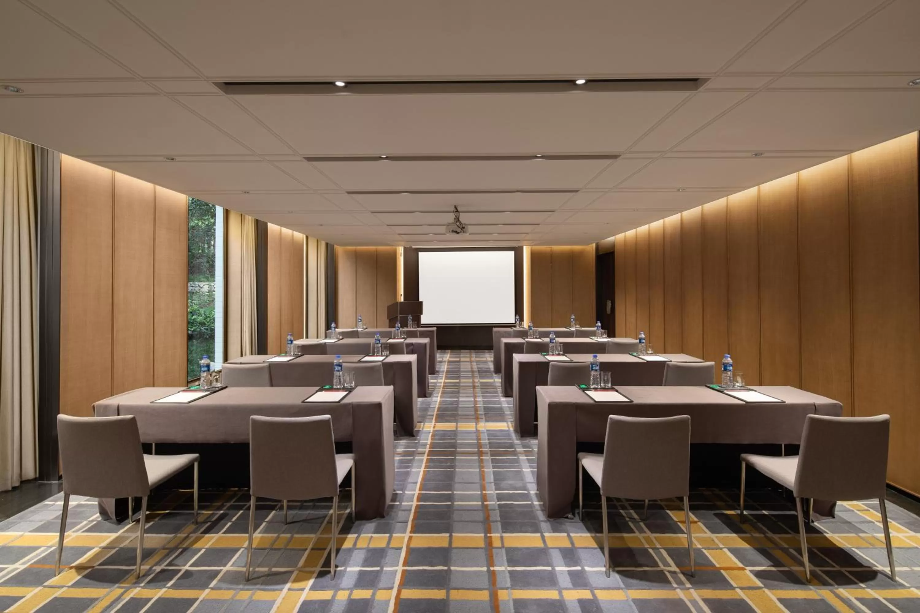 Meeting/conference room in HUALUXE Xi'an Tanghua by IHG