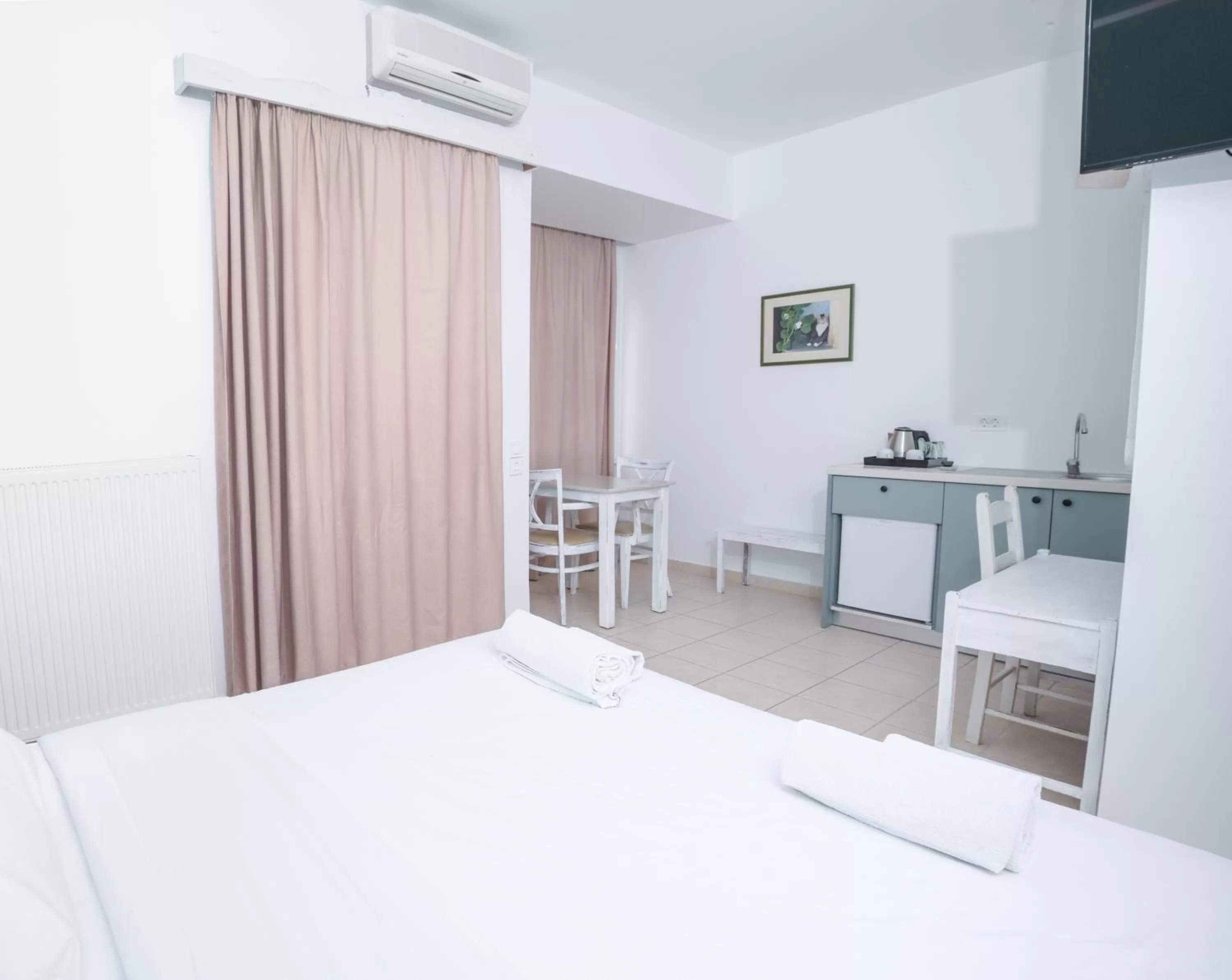 Bed in Ikaros Art Hotel