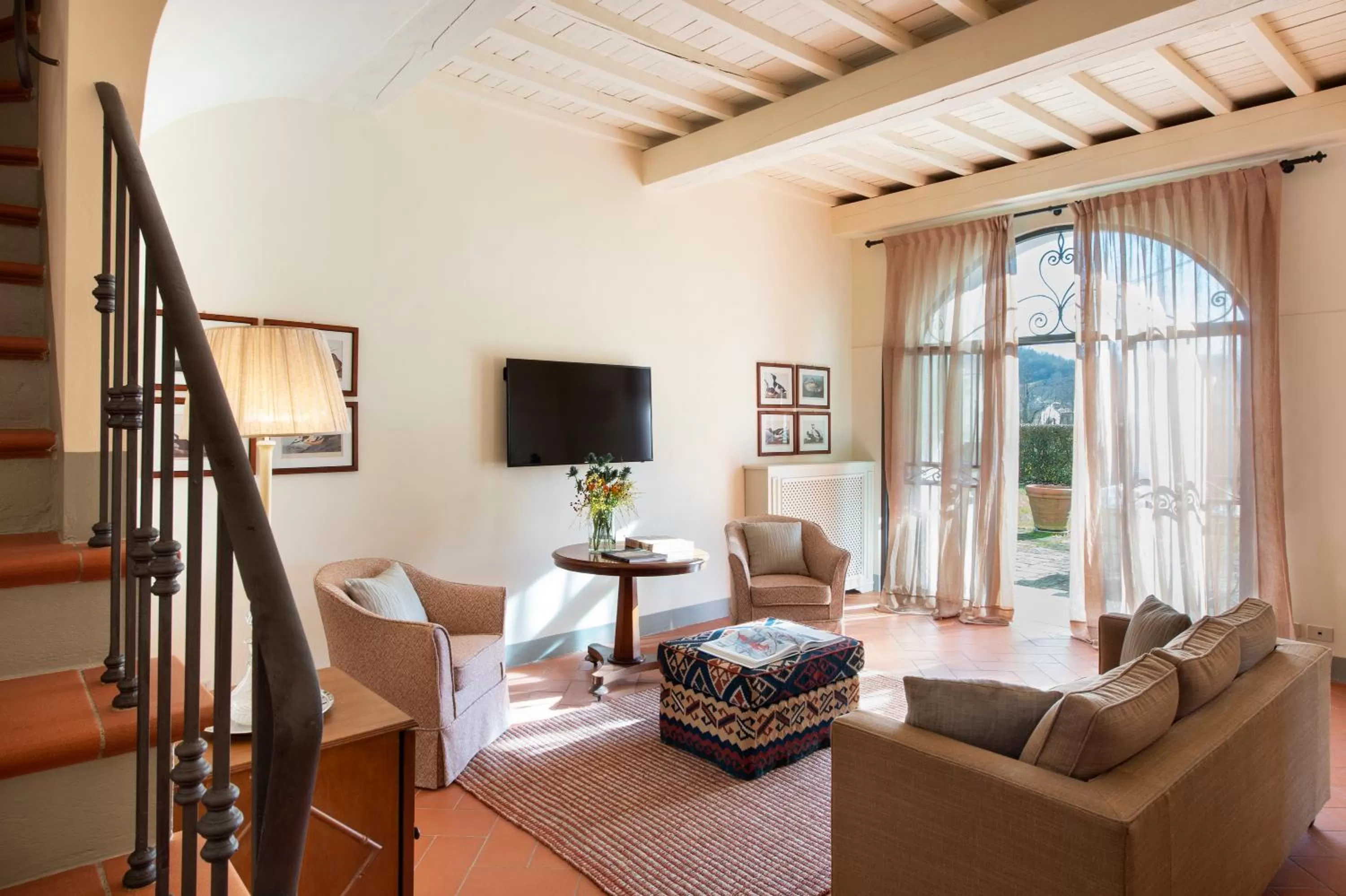 Communal lounge/ TV room in Viesca Toscana Suites & Villas