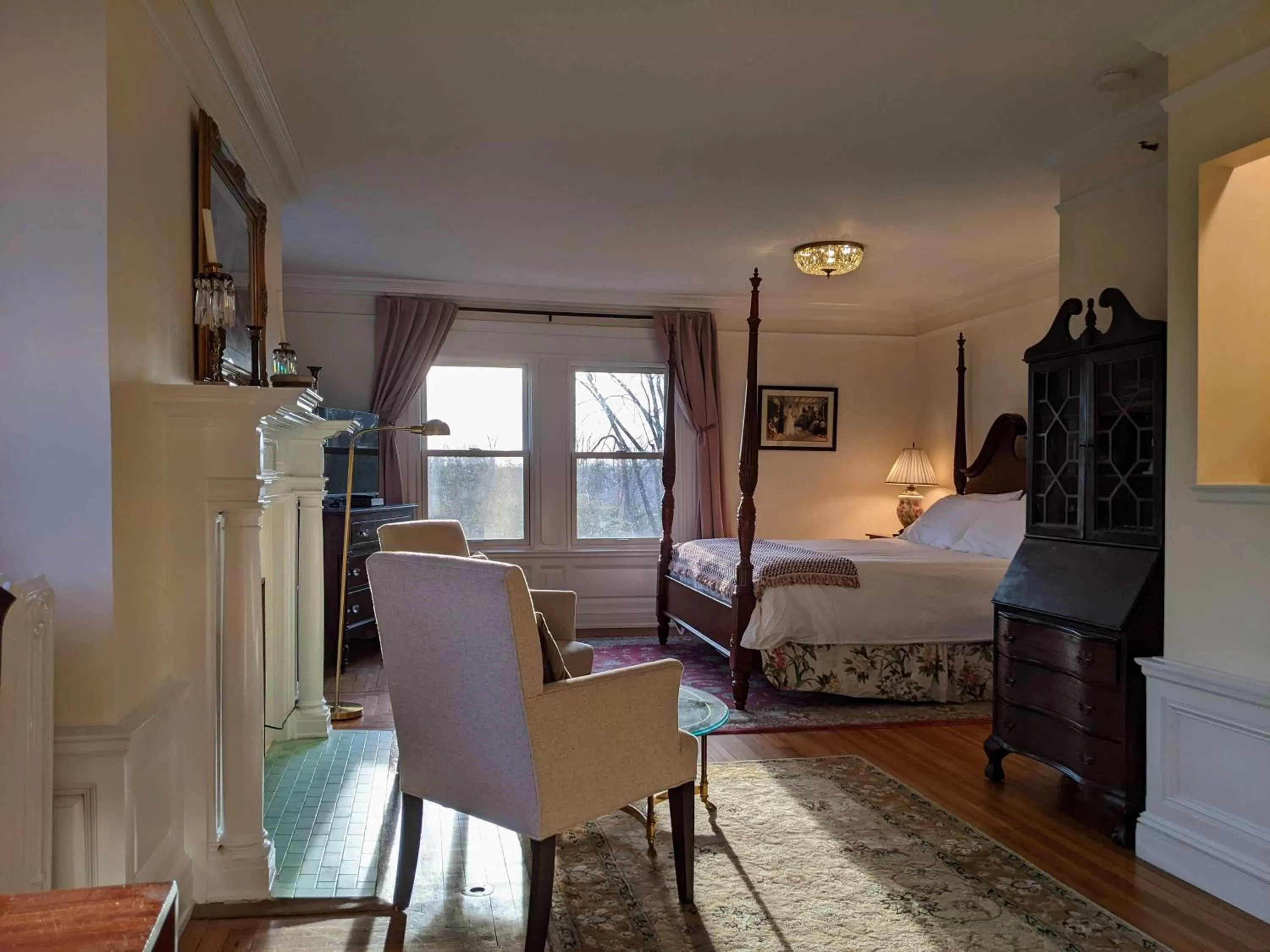 Seating area, Bed in Stanton House Inn