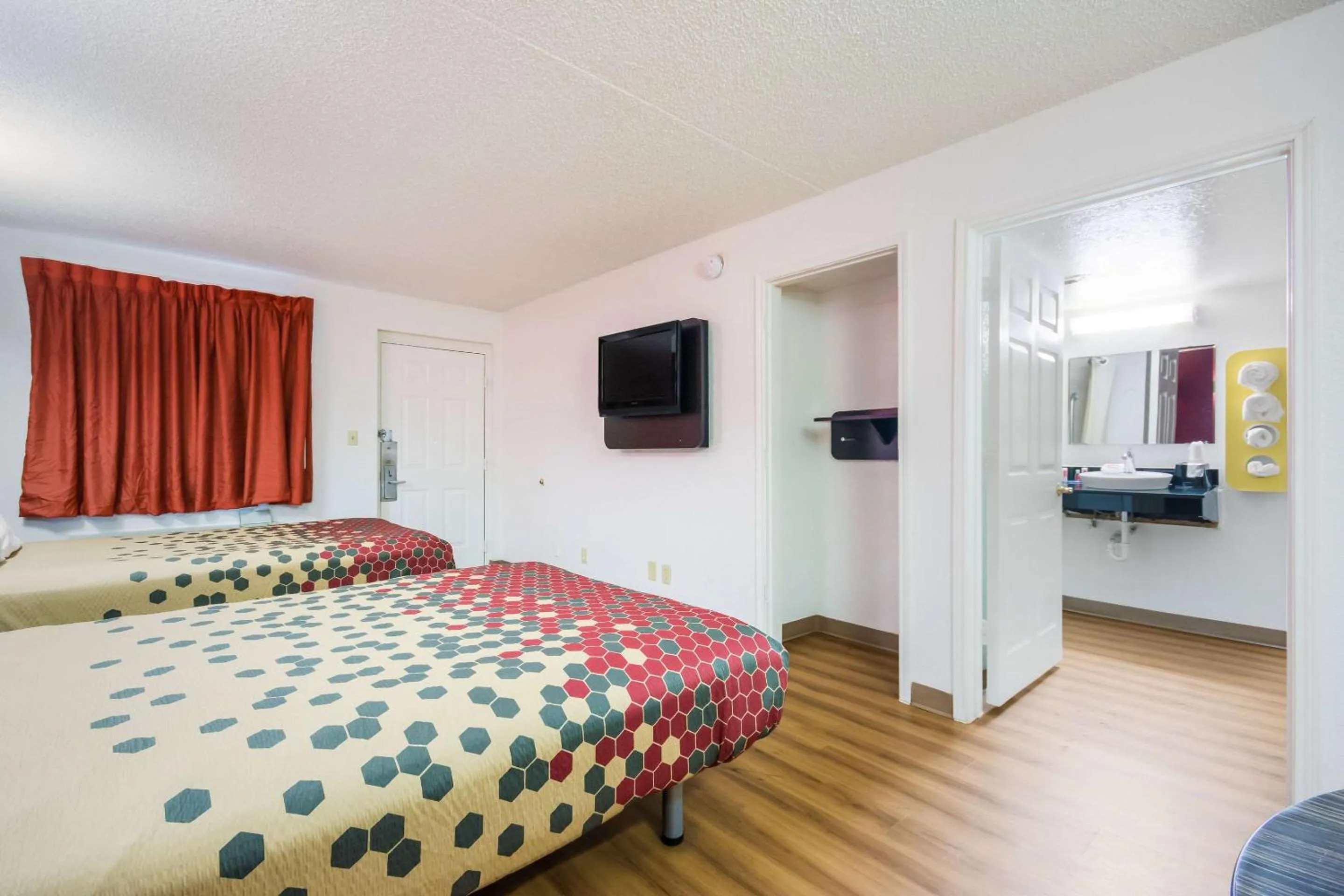 Photo of the whole room, Bed in Econo Lodge