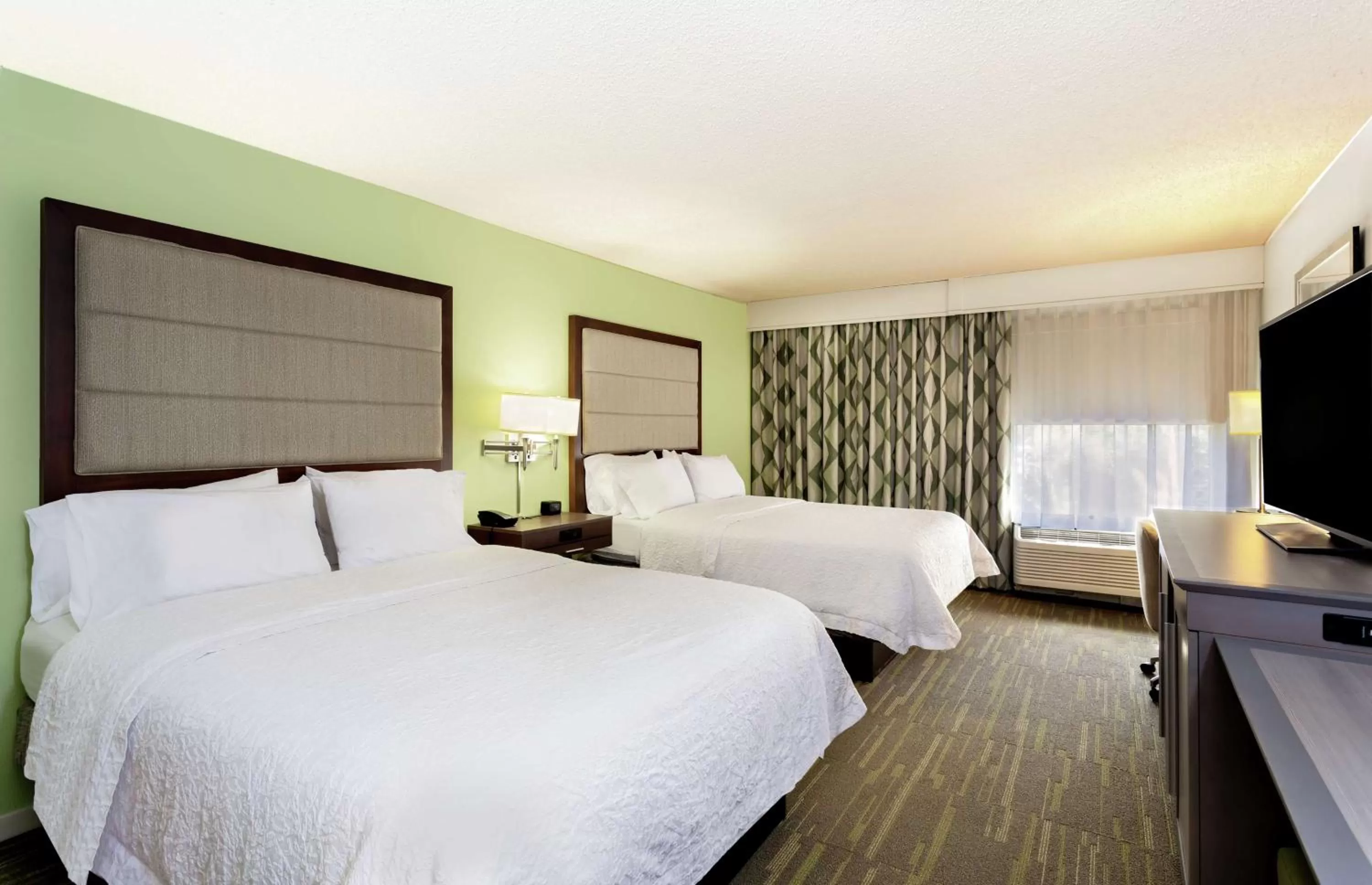 Bedroom, Bed in Hampton Inn Melbourne