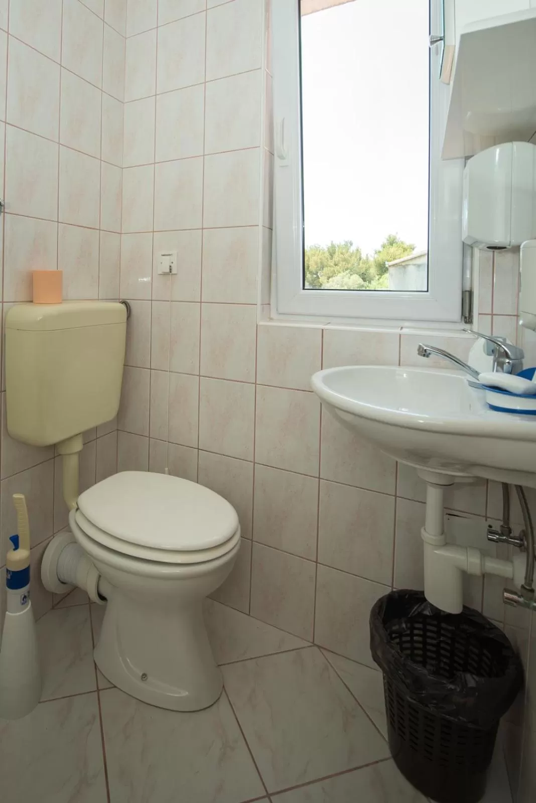 Toilet in Guesthouse Helena