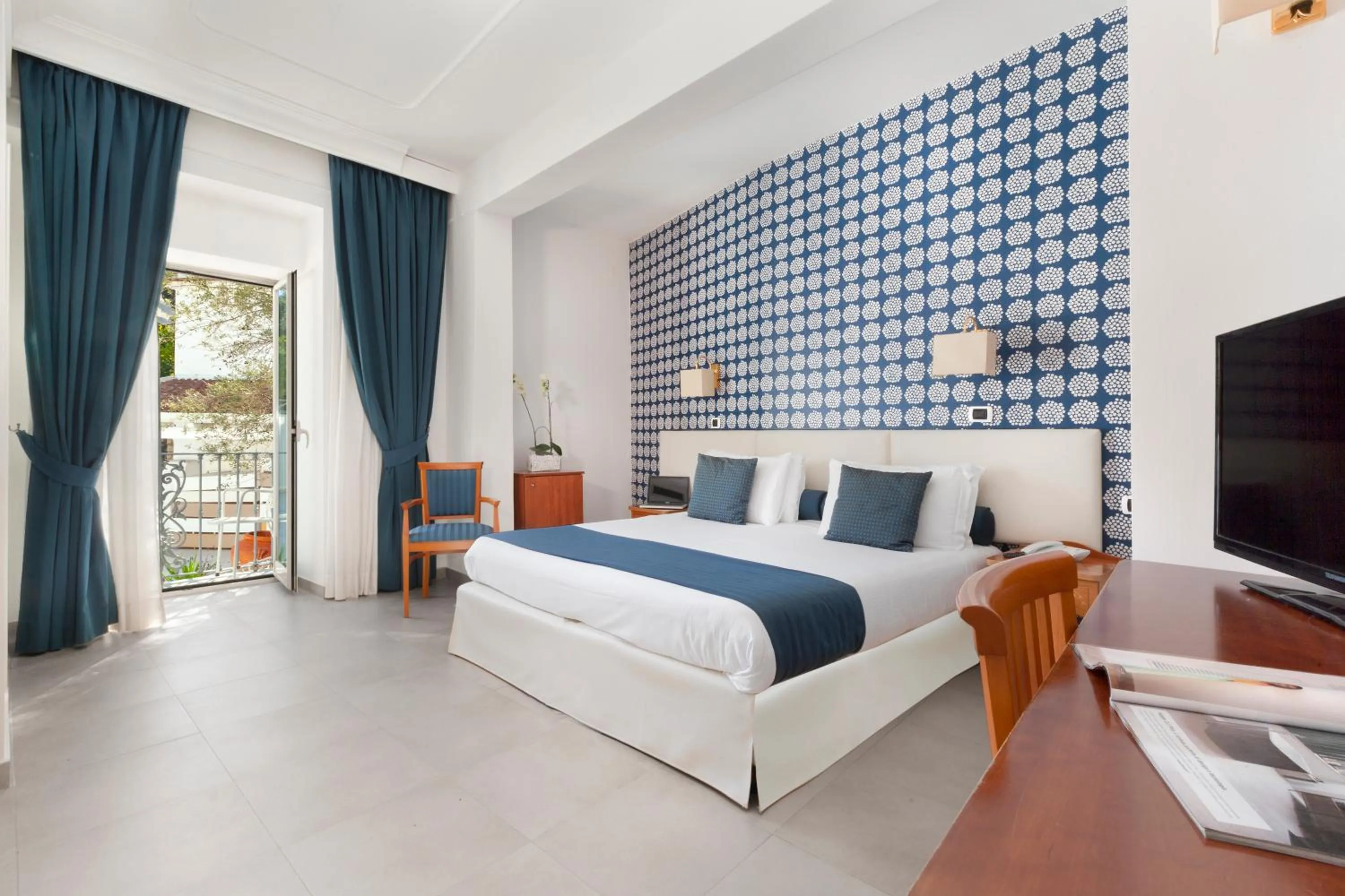 Bedroom, Bed in Atlantic Palace Hotel