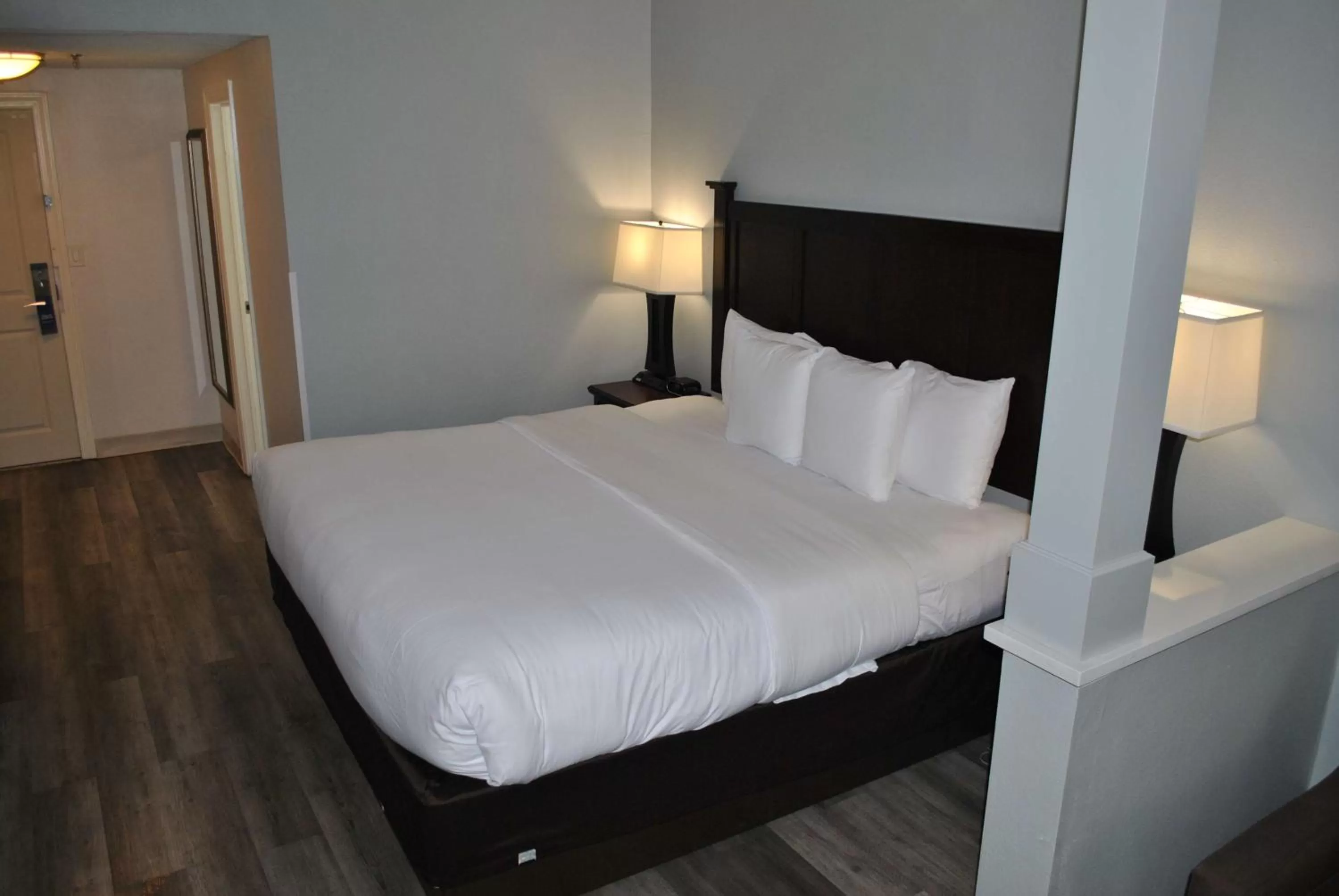 Bed in Best Western Paramus Hotel & Suites
