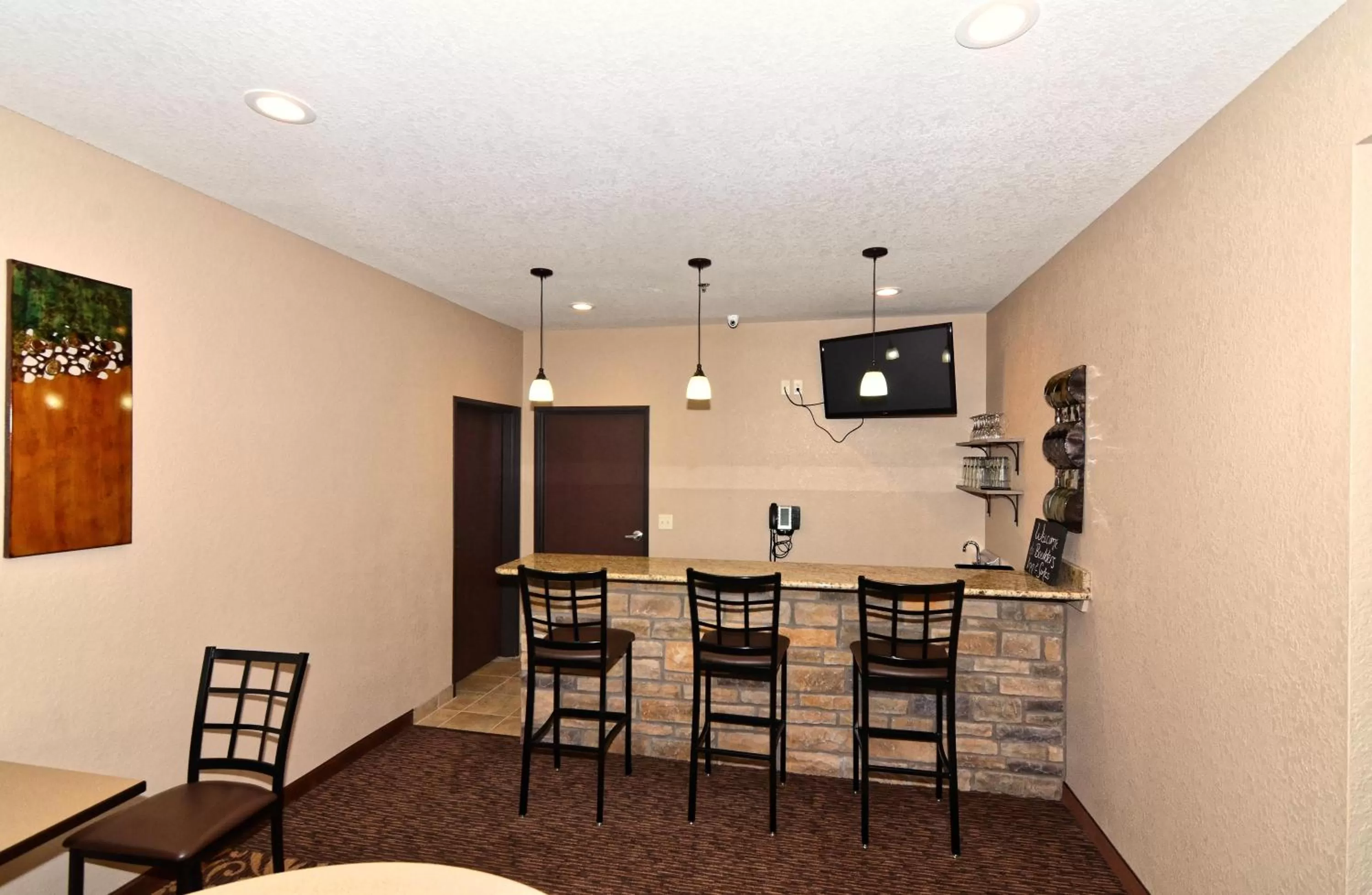 Communal lounge/ TV room in Cobblestone Inn & Suites - Clarion
