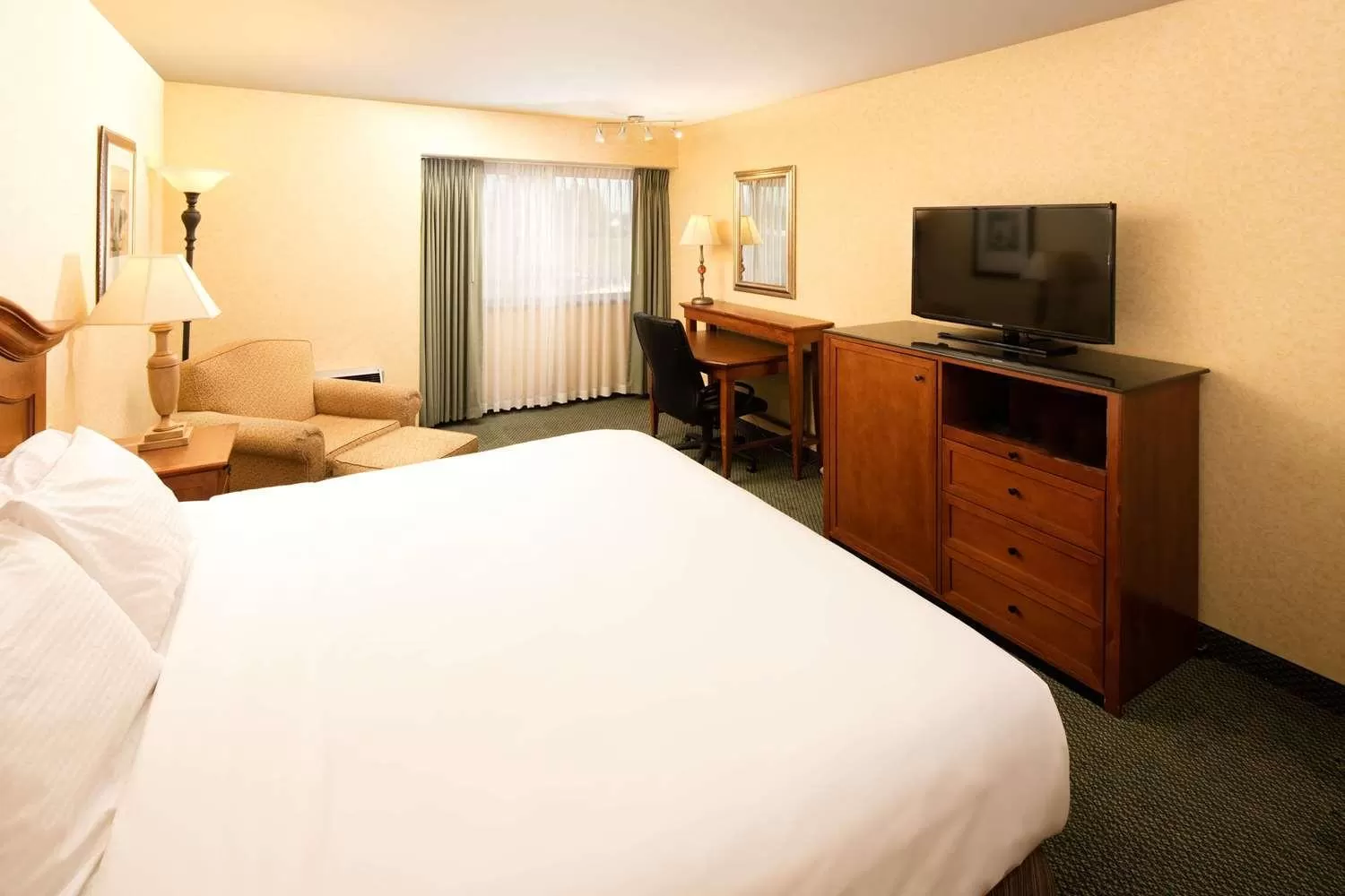 TV and multimedia, Bed in Red Lion Hotel Kennewick Columbia Center