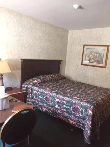 Bedroom, Bed in Fair Motel
