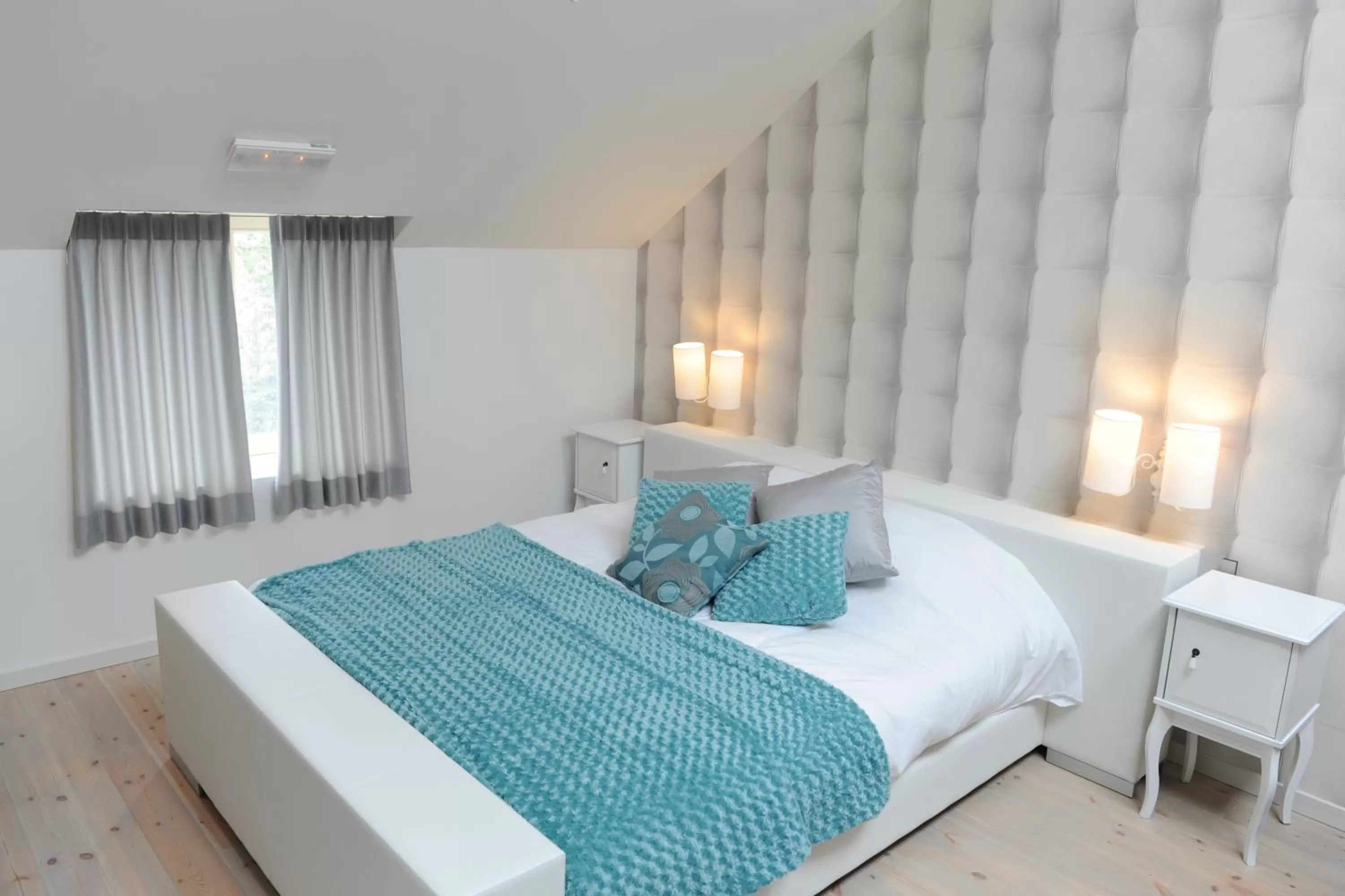 Bed in Charmehotel Villa Saporis