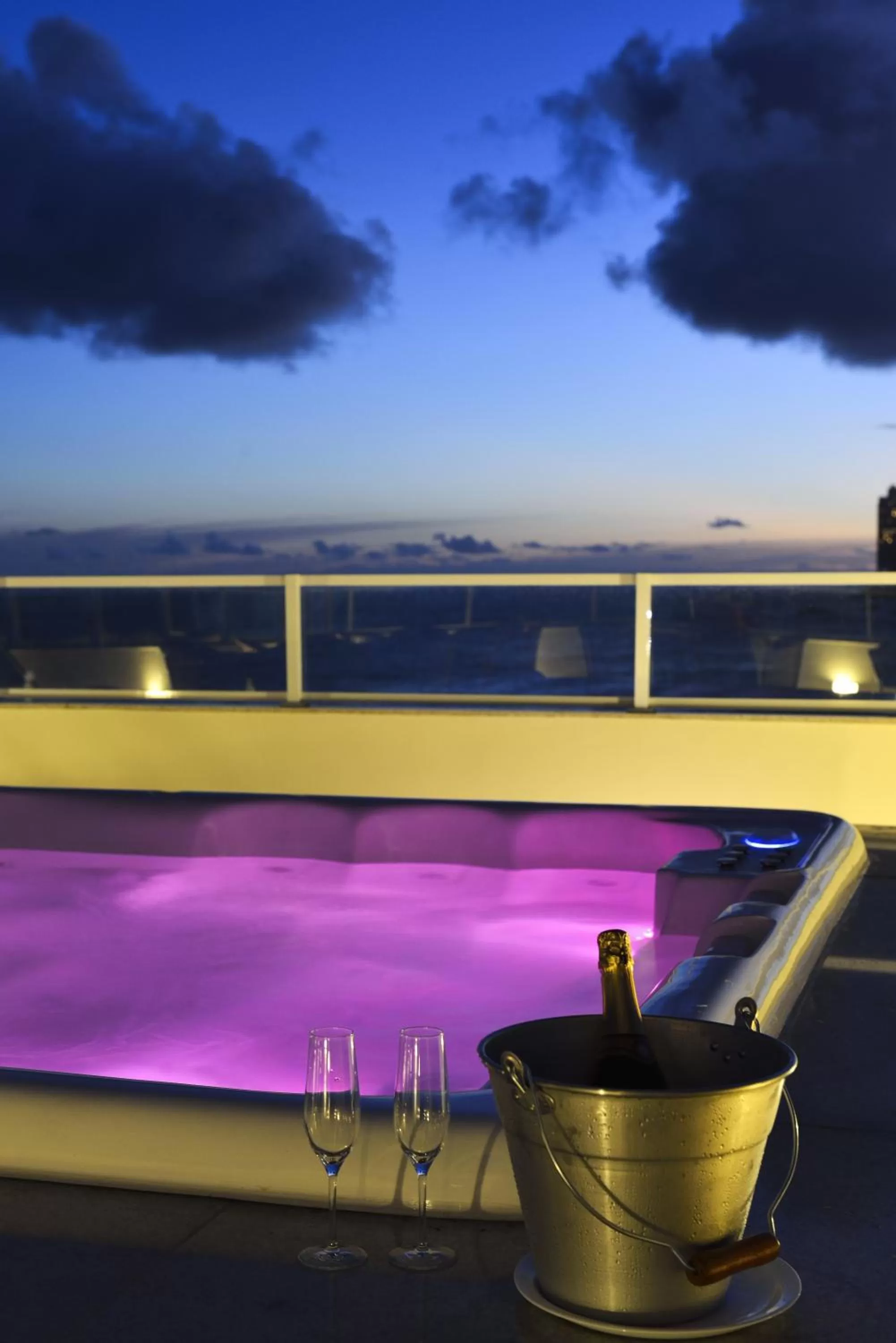 Hot Tub in Rede Andrade Express