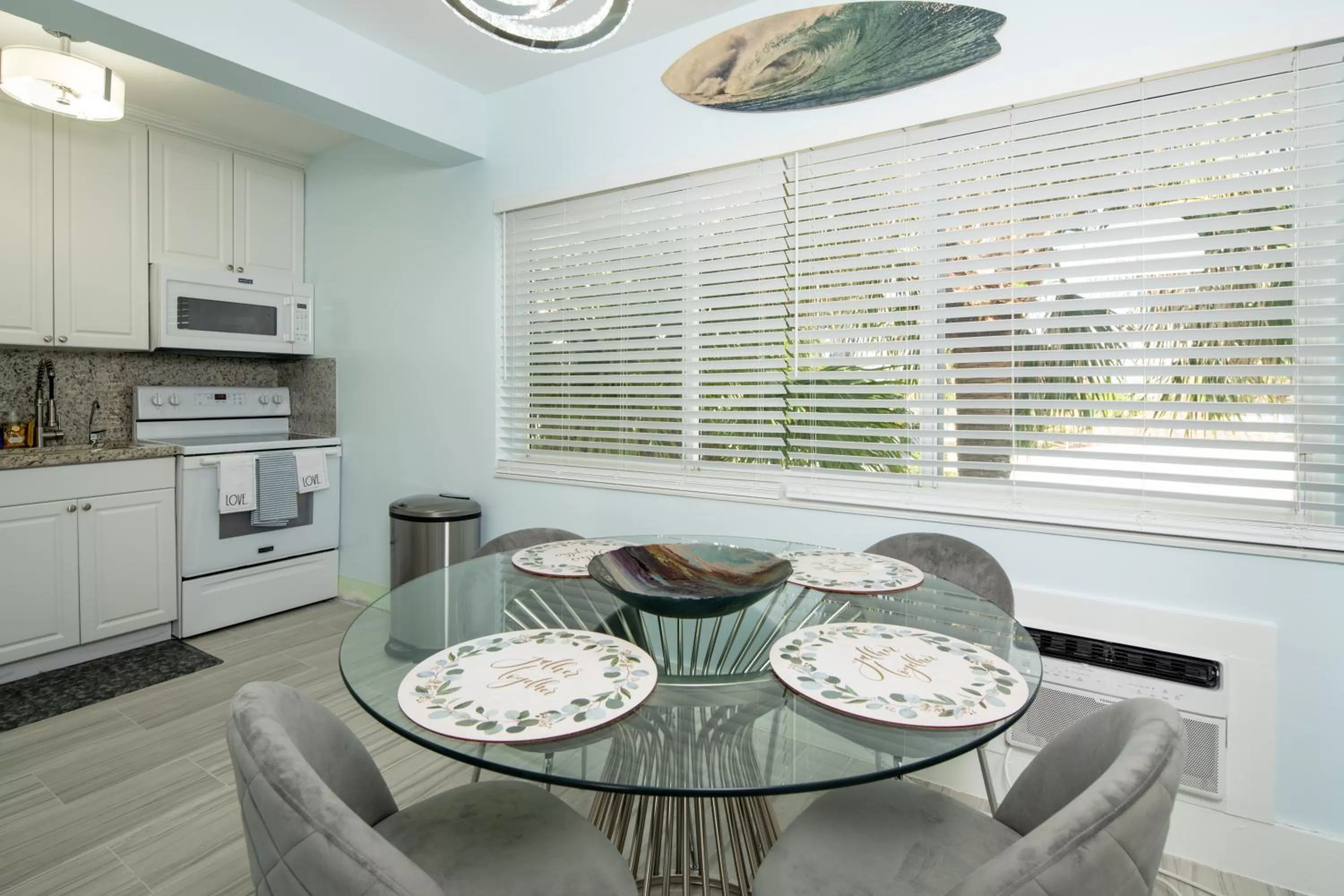 Dining area in The Surf Hollywood Beach